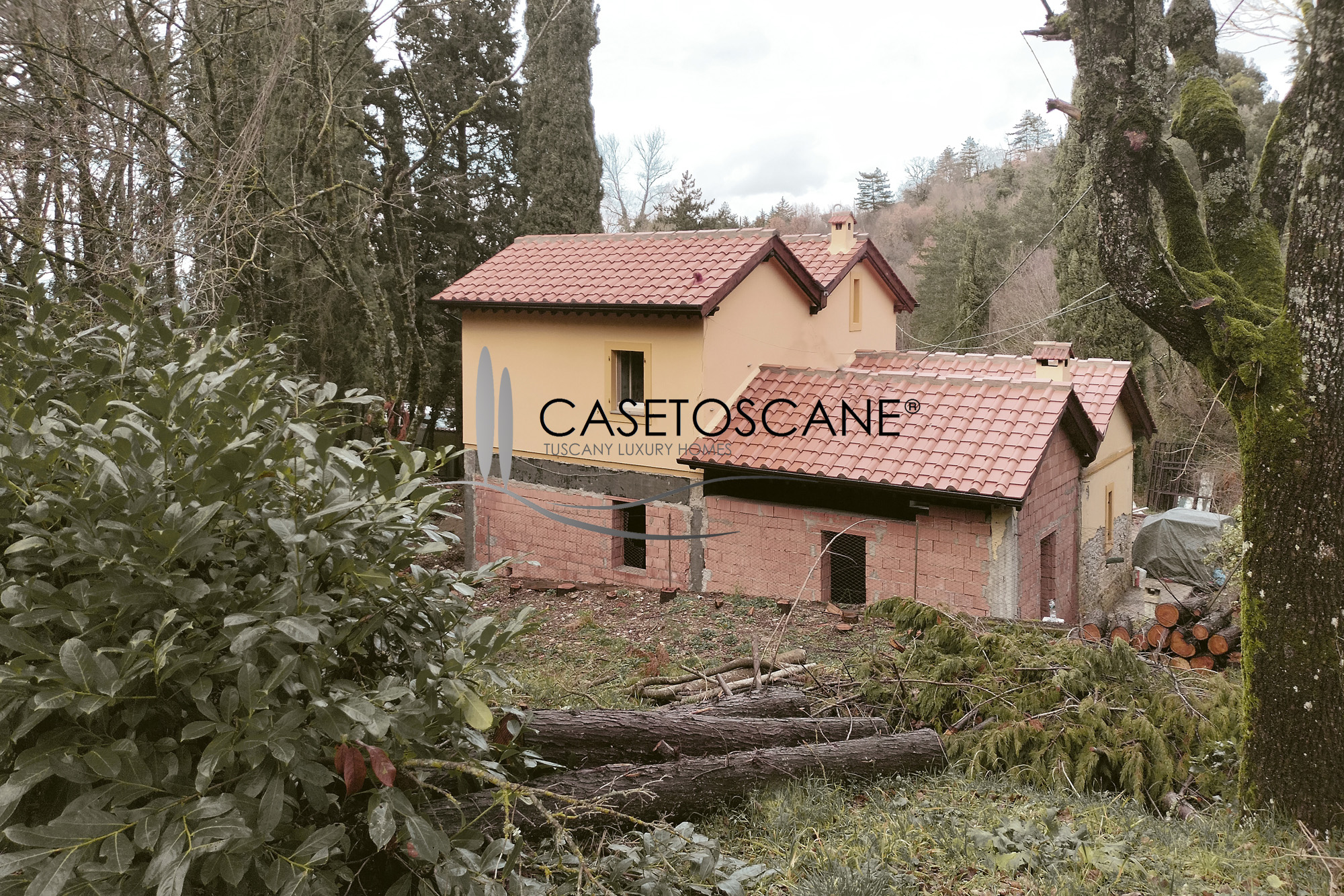 S197 - Caratteristico villino singolo di mq.165 con parco di mq.4.500 venduto completamente ristrutturato nelle colline di Arezzo.