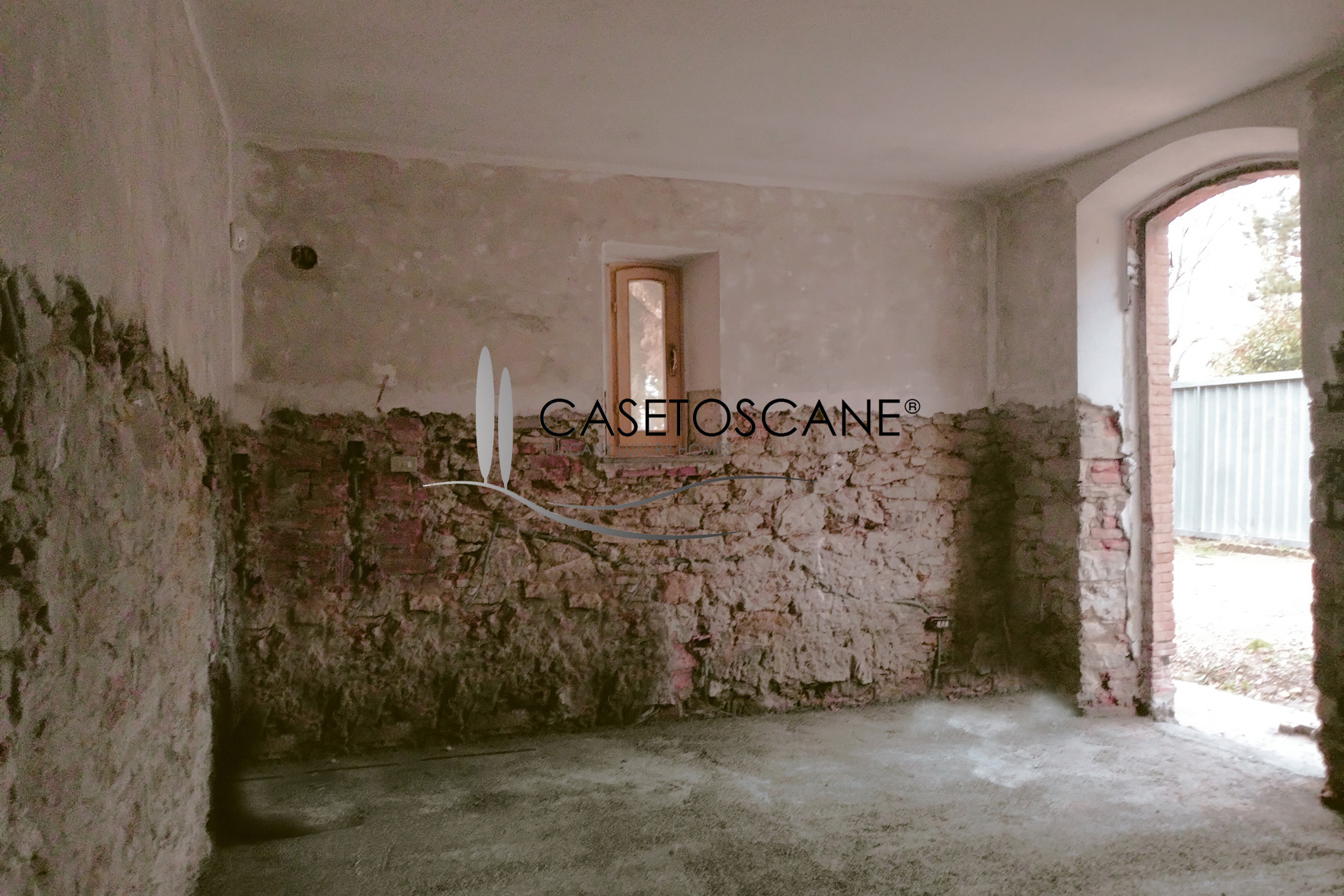 S197 - Caratteristico villino singolo di mq.165 con parco di mq.4.500 venduto completamente ristrutturato nelle colline di Arezzo.