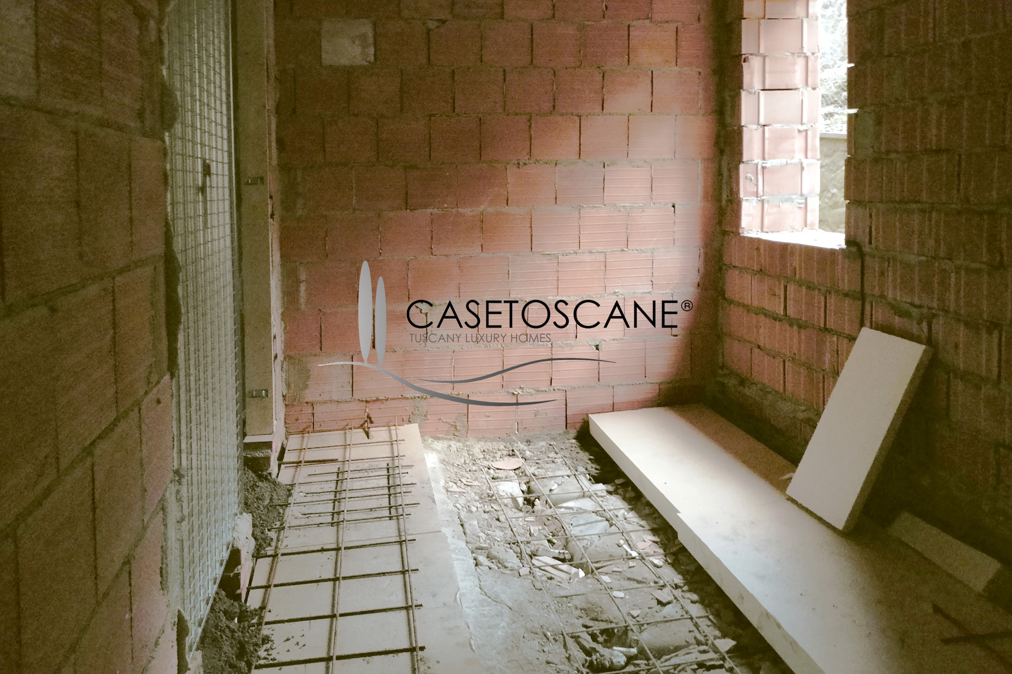 S197 - Caratteristico villino singolo di mq.165 con parco di mq.4.500 venduto completamente ristrutturato nelle colline di Arezzo.