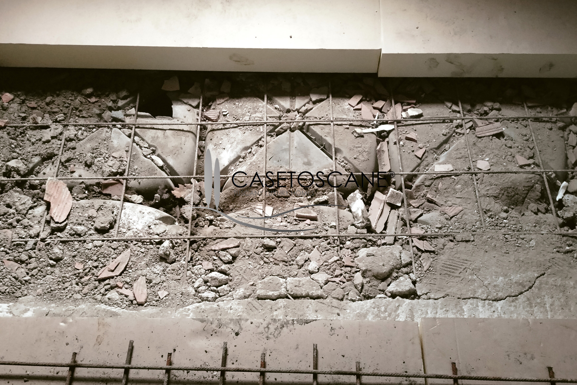 S197 - Caratteristico villino singolo di mq.165 con parco di mq.4.500 venduto completamente ristrutturato nelle colline di Arezzo.