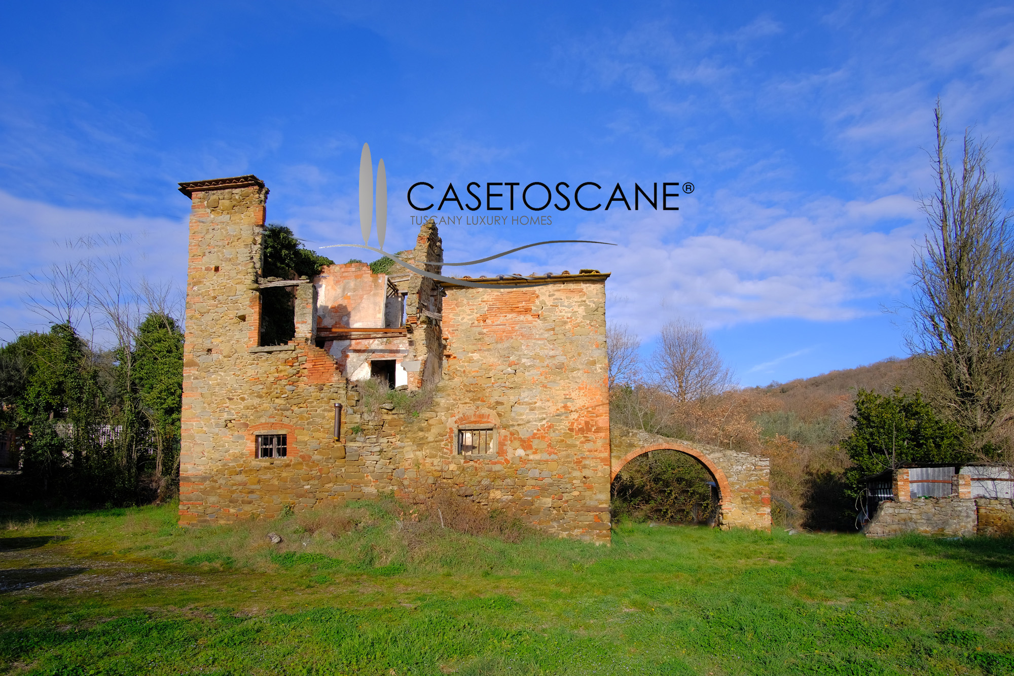 S262 - Antico casale di mq.310 completamente da ristrutturare con oltre un ettaro di oliveto e seminativo, in bellissima posizione collinare a 15 minuti da Arezzo.