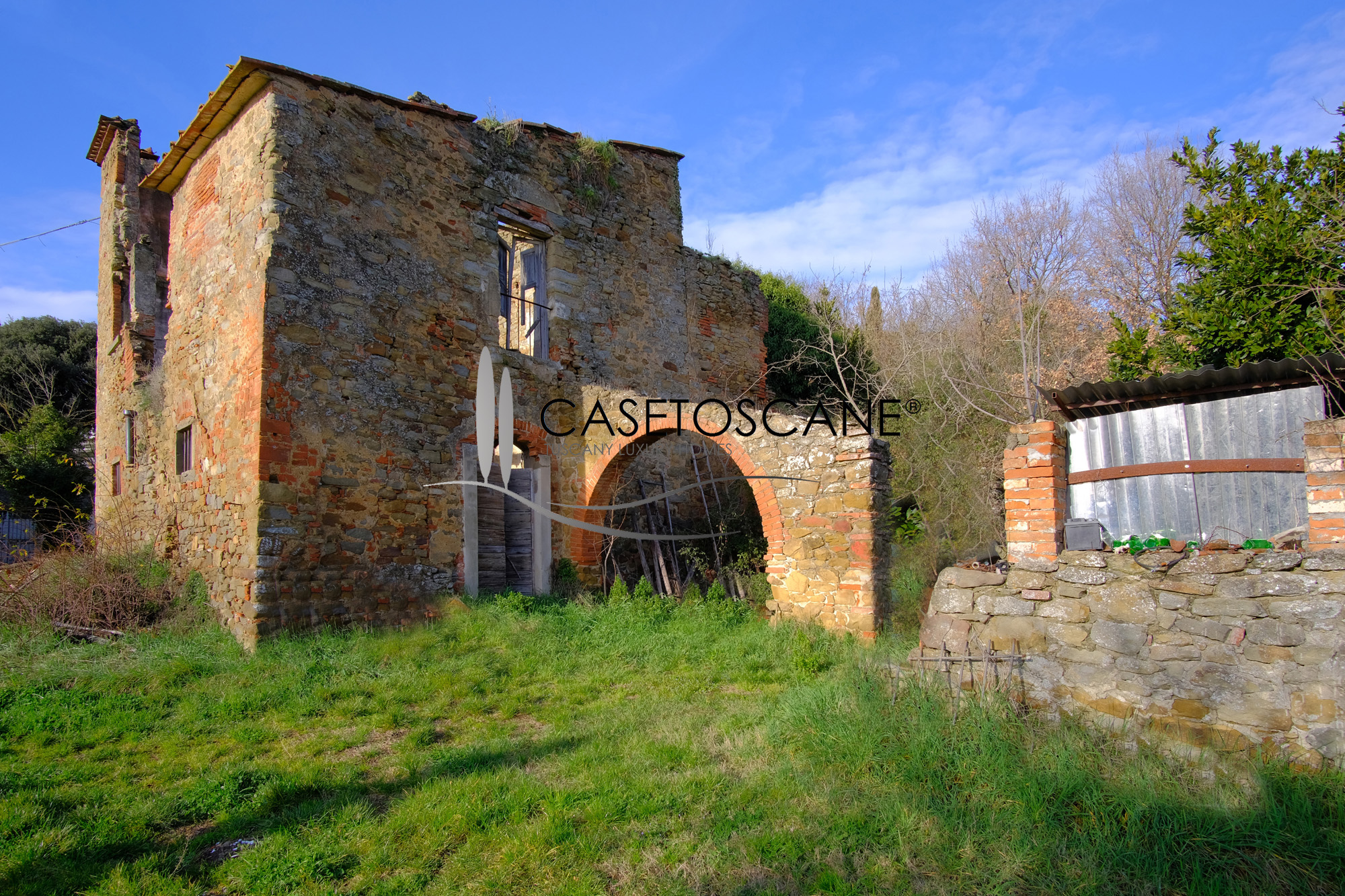 S262 - Antico casale di mq.310 completamente da ristrutturare con oltre un ettaro di oliveto e seminativo, in bellissima posizione collinare a 15 minuti da Arezzo.