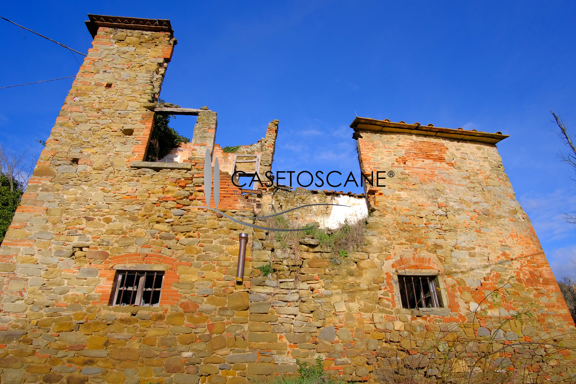 S262 - Antico casale di mq.310 completamente da ristrutturare con oltre un ettaro di oliveto e seminativo, in bellissima posizione collinare a 15 minuti da Arezzo.