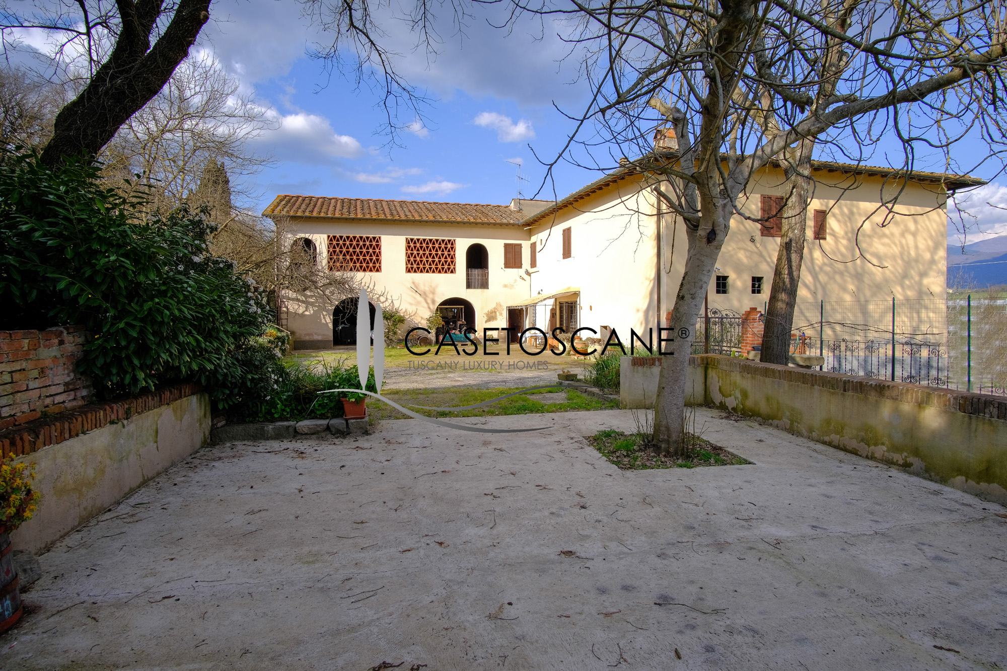 3245 - Antico casale di circa mq.800 in discrete condizioni con ampi annessi e terreno circostante di circa un ettaro a Figline Valdarno (FI).