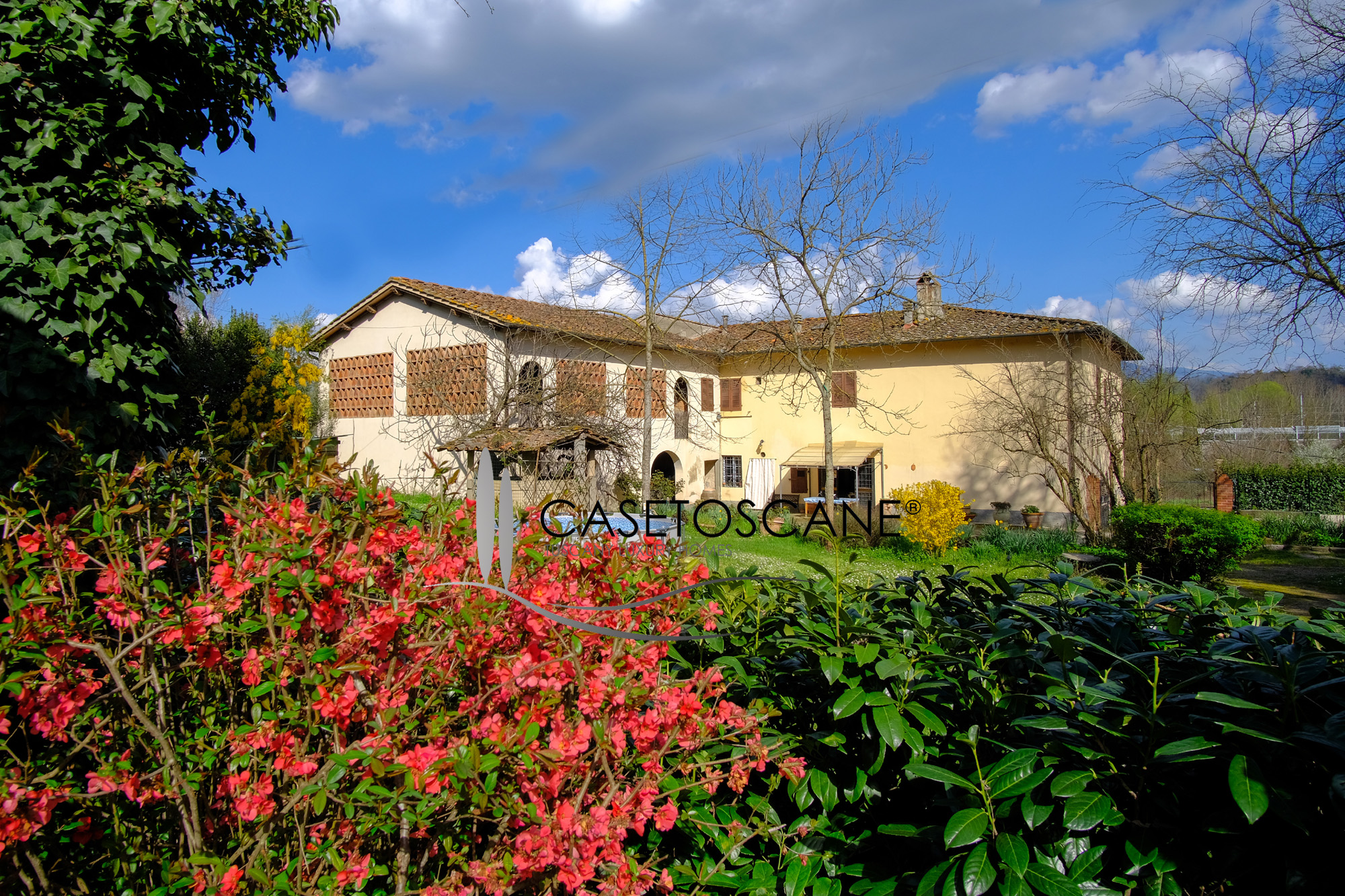 3245 - Antico casale di circa mq.800 in discrete condizioni con ampi annessi e terreno circostante di circa un ettaro a Figline Valdarno (FI).