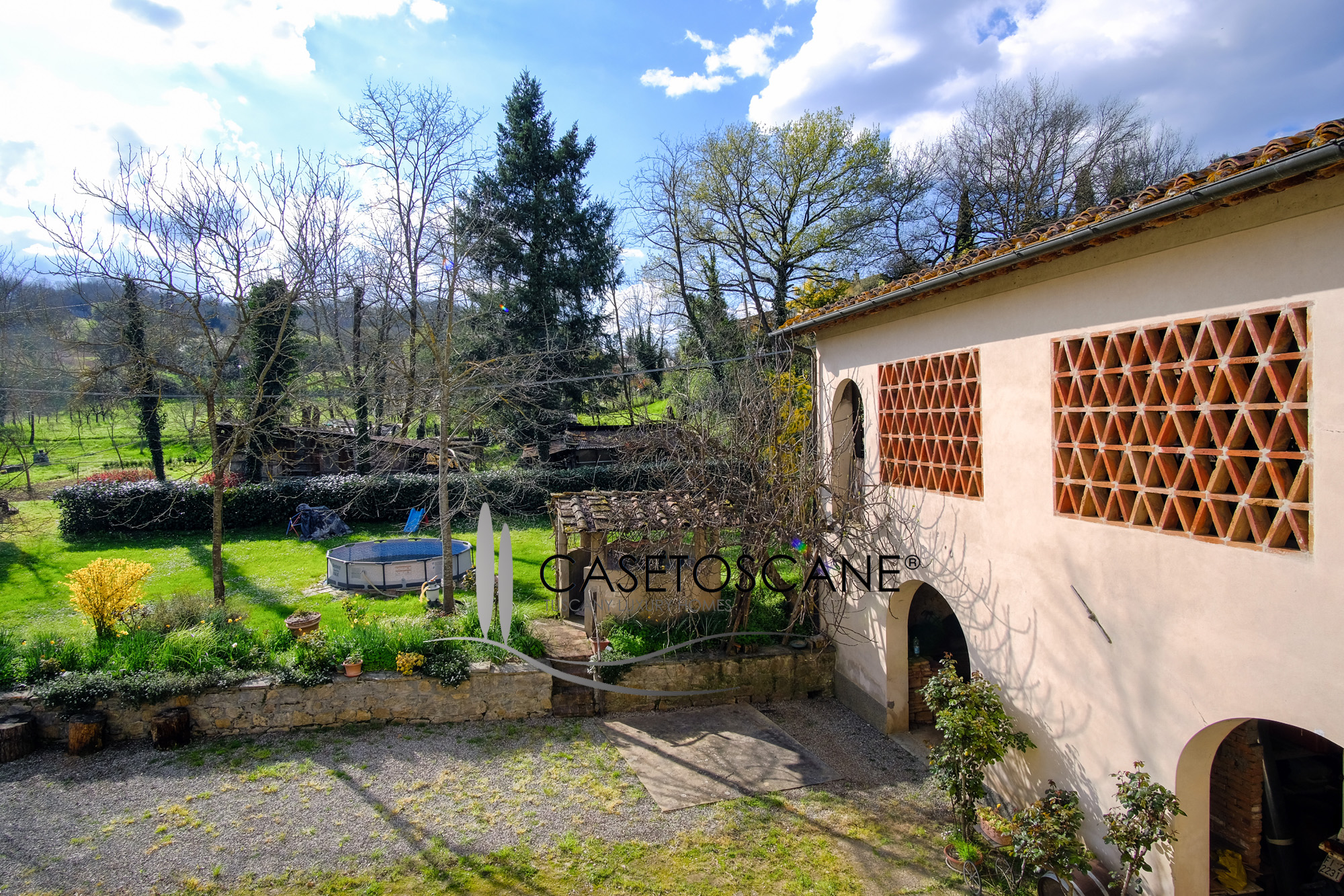 3245 - Antico casale di circa mq.800 in discrete condizioni con ampi annessi e terreno circostante di circa un ettaro a Figline Valdarno (FI).