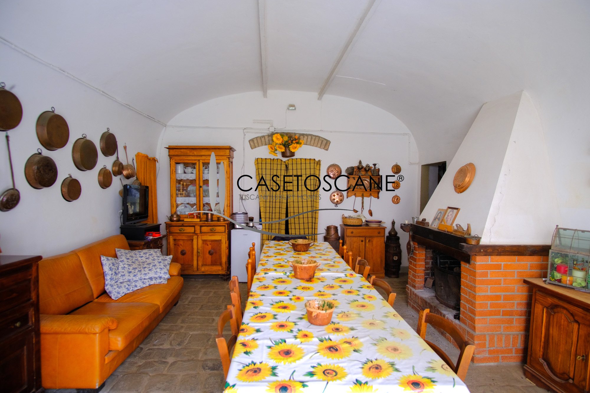 3245 - Antico casale di circa mq.800 in discrete condizioni con ampi annessi e terreno circostante di circa un ettaro a Figline Valdarno (FI).