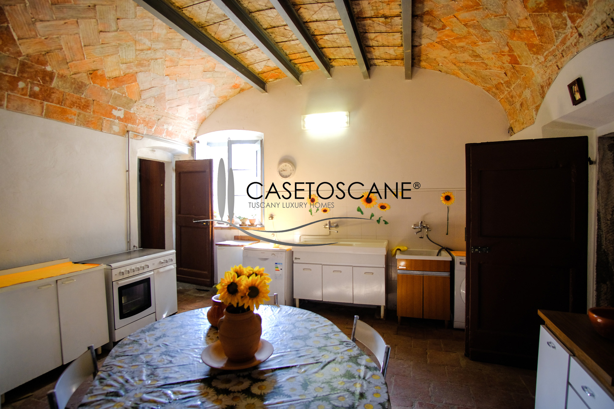 3245 - Antico casale di circa mq.800 in discrete condizioni con ampi annessi e terreno circostante di circa un ettaro a Figline Valdarno (FI).