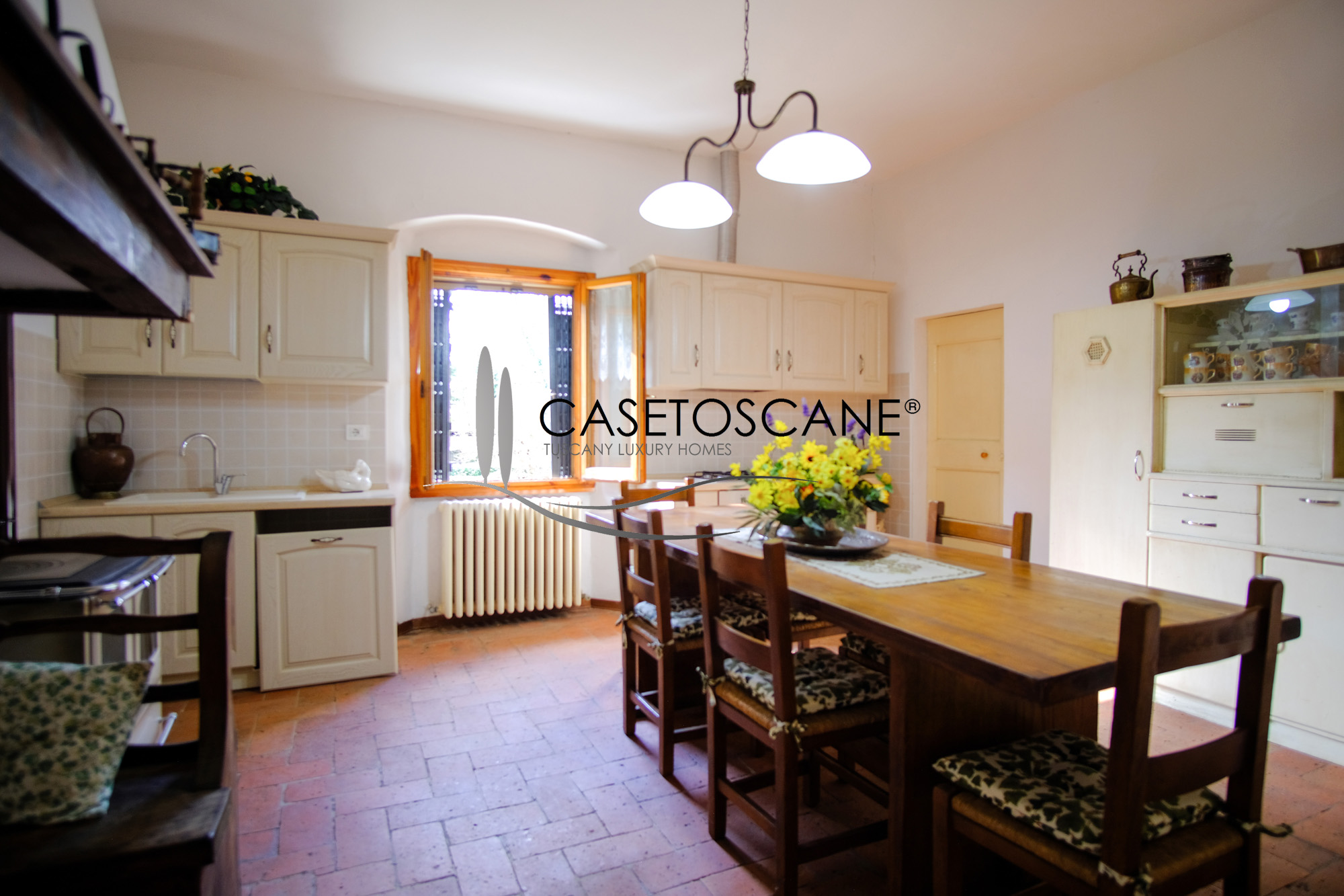 3245 - Antico casale di circa mq.800 in discrete condizioni con ampi annessi e terreno circostante di circa un ettaro a Figline Valdarno (FI).