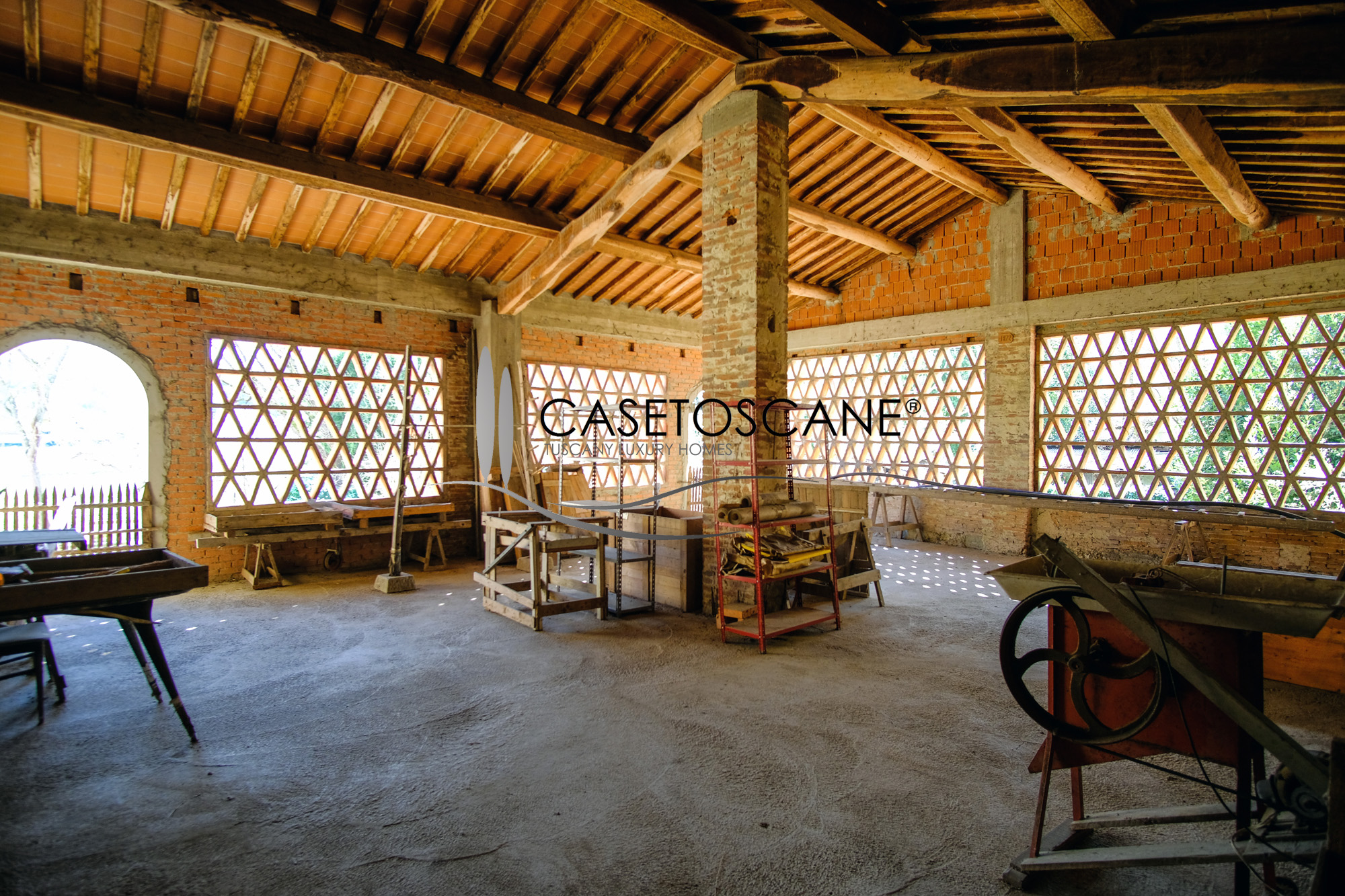 3245 - Antico casale di circa mq.800 in discrete condizioni con ampi annessi e terreno circostante di circa un ettaro a Figline Valdarno (FI).