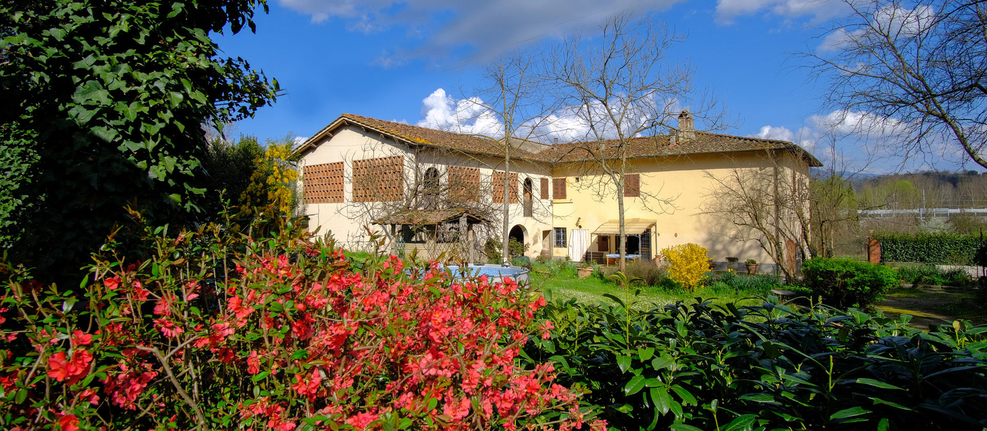 3245 - Antico casale di circa mq.800 in discrete condizioni con ampi annessi e terreno circostante di circa un ettaro a Figline Valdarno (FI).