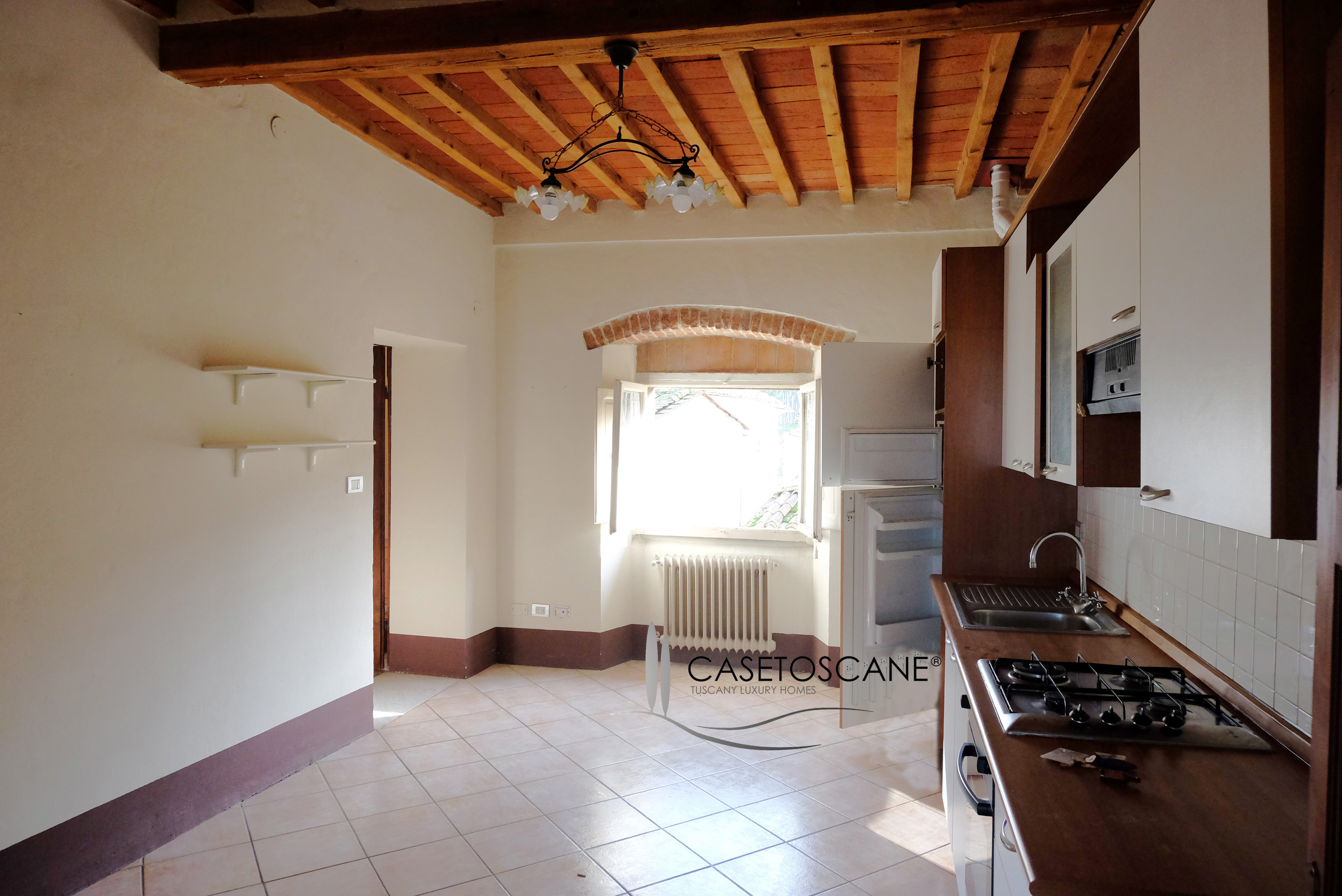 A756 - Attico in antico palazzo signorile, circa mq.140 al 2°piano (ultimo) con stupendo giardino di mq.430 nel centro storico di Arezzo.