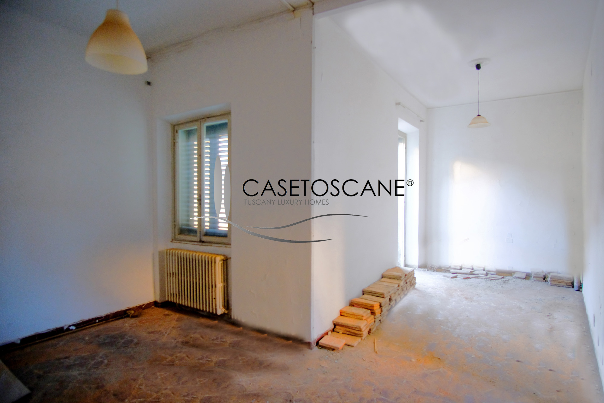 A788 - Ampio appartamento da ristrutturare di mq.125 al 2°P, con due camere, due bagni, cantina e balcone nel centro storico di Arezzo.