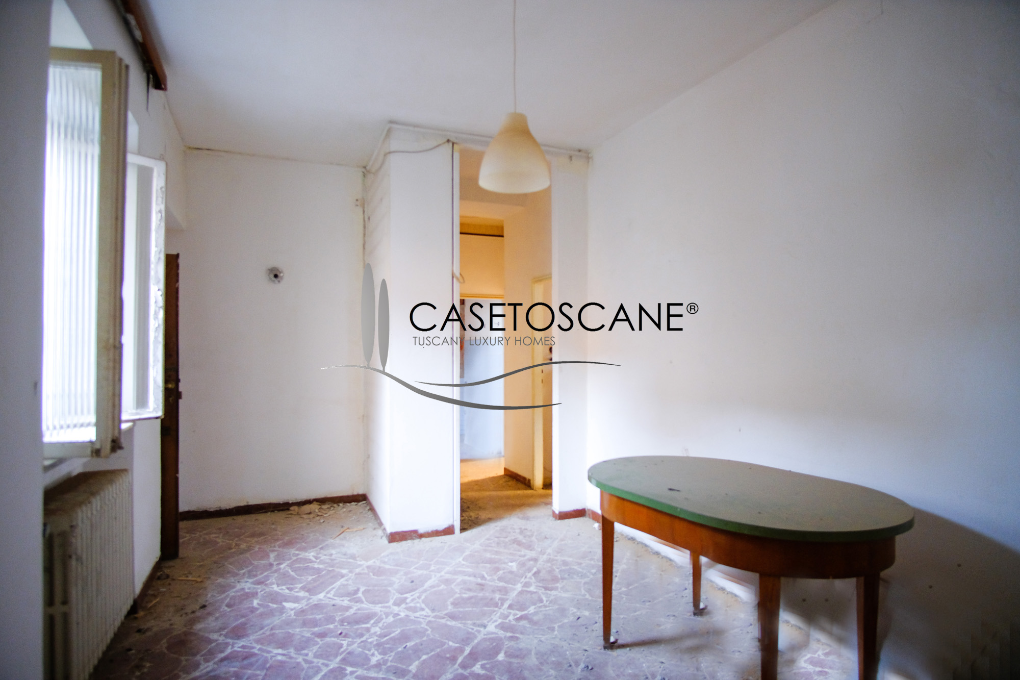 A788 - Ampio appartamento da ristrutturare di mq.125 al 2°P, con due camere, due bagni, cantina e balcone nel centro storico di Arezzo.