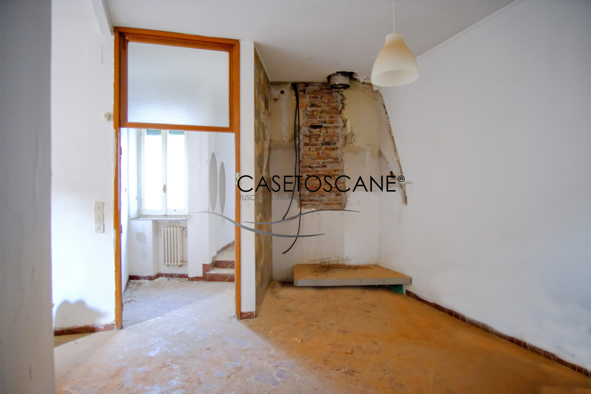 A788 - Ampio appartamento da ristrutturare di mq.125 al 2°P, con due camere, due bagni, cantina e balcone nel centro storico di Arezzo.