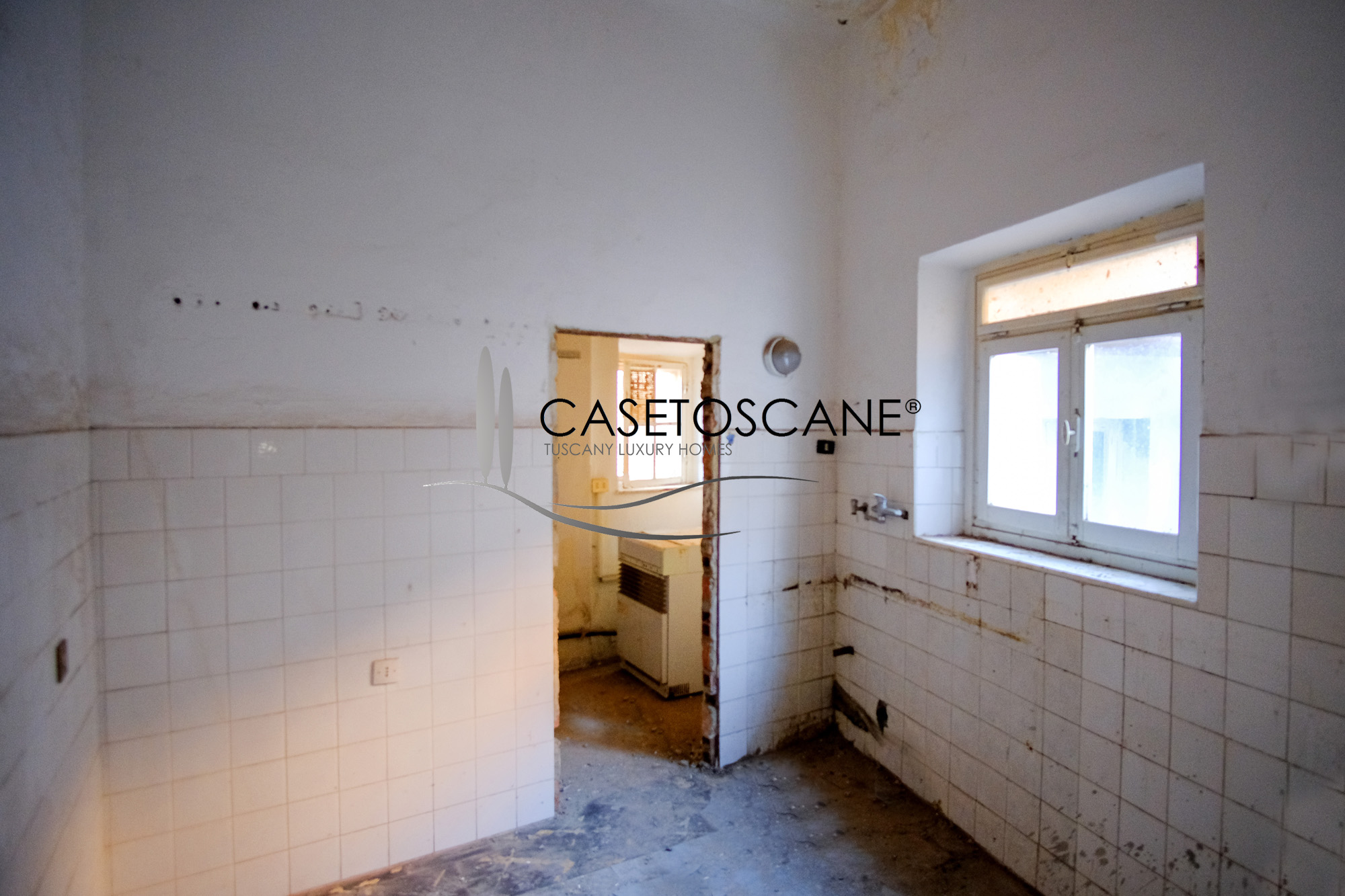 A788 - Ampio appartamento da ristrutturare di mq.125 al 2°P, con due camere, due bagni, cantina e balcone nel centro storico di Arezzo.