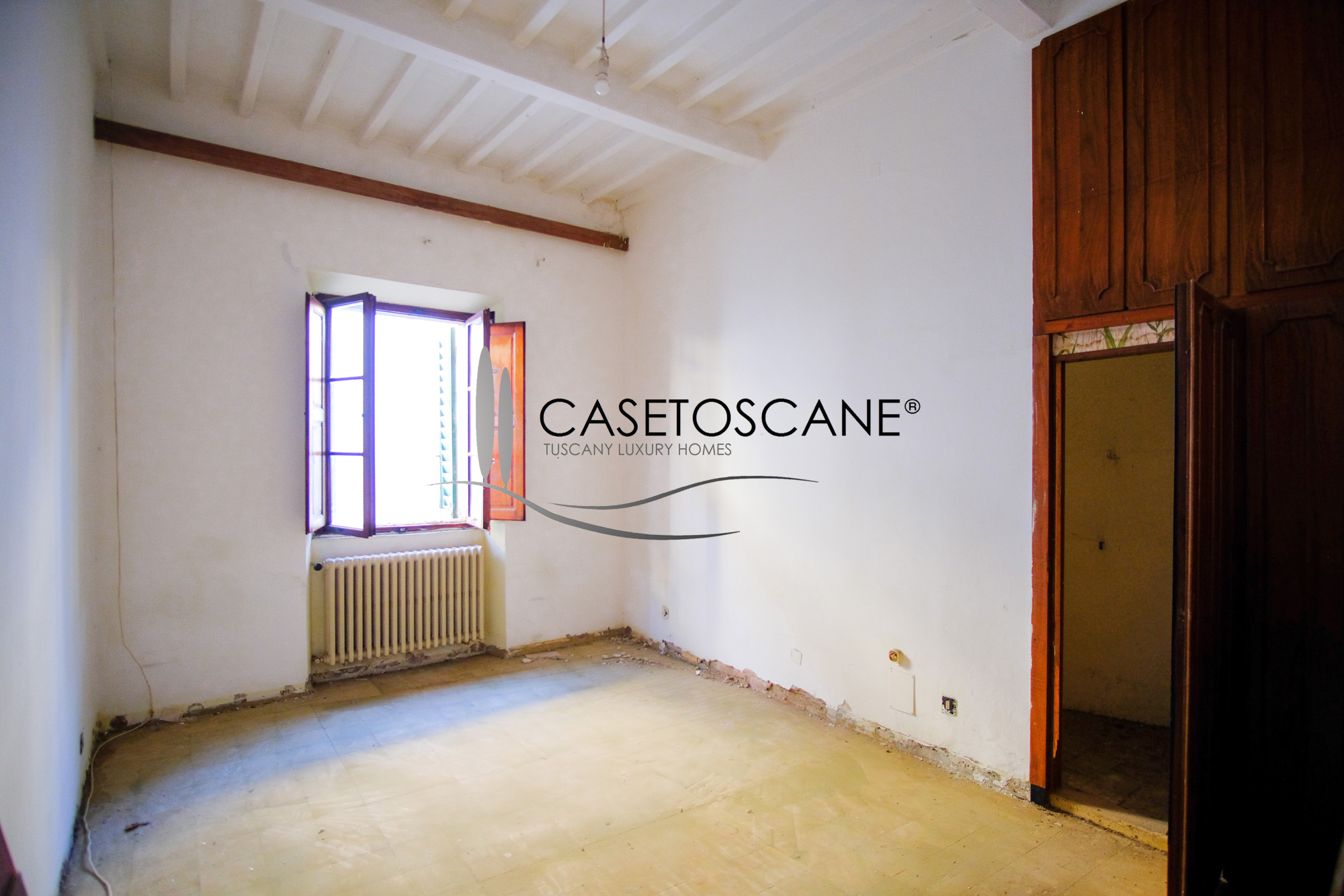 A788 - Ampio appartamento da ristrutturare di mq.125 al 2°P, con due camere, due bagni, cantina e balcone nel centro storico di Arezzo.