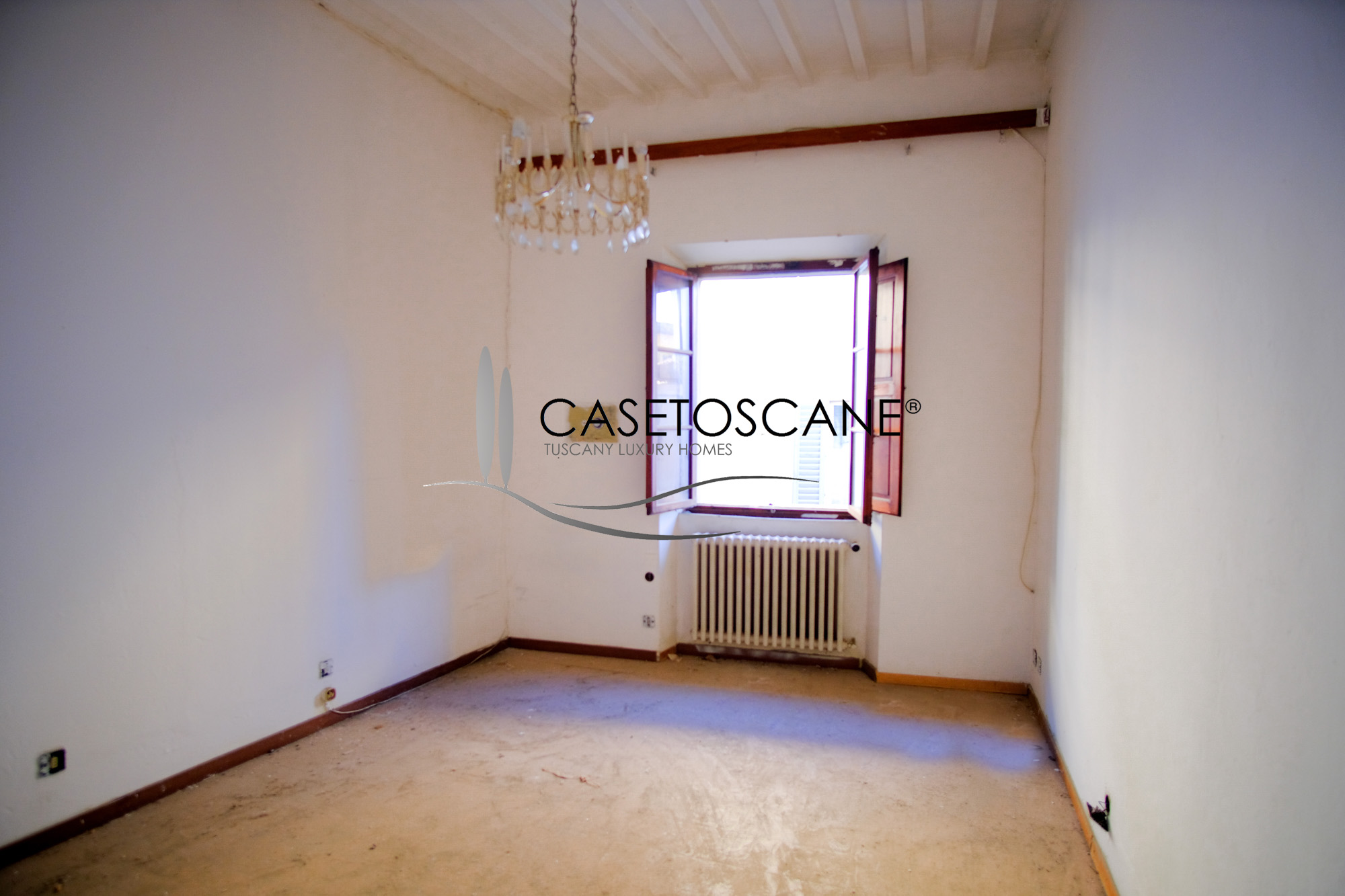 A788 - Ampio appartamento da ristrutturare di mq.125 al 2°P, con due camere, due bagni, cantina e balcone nel centro storico di Arezzo.