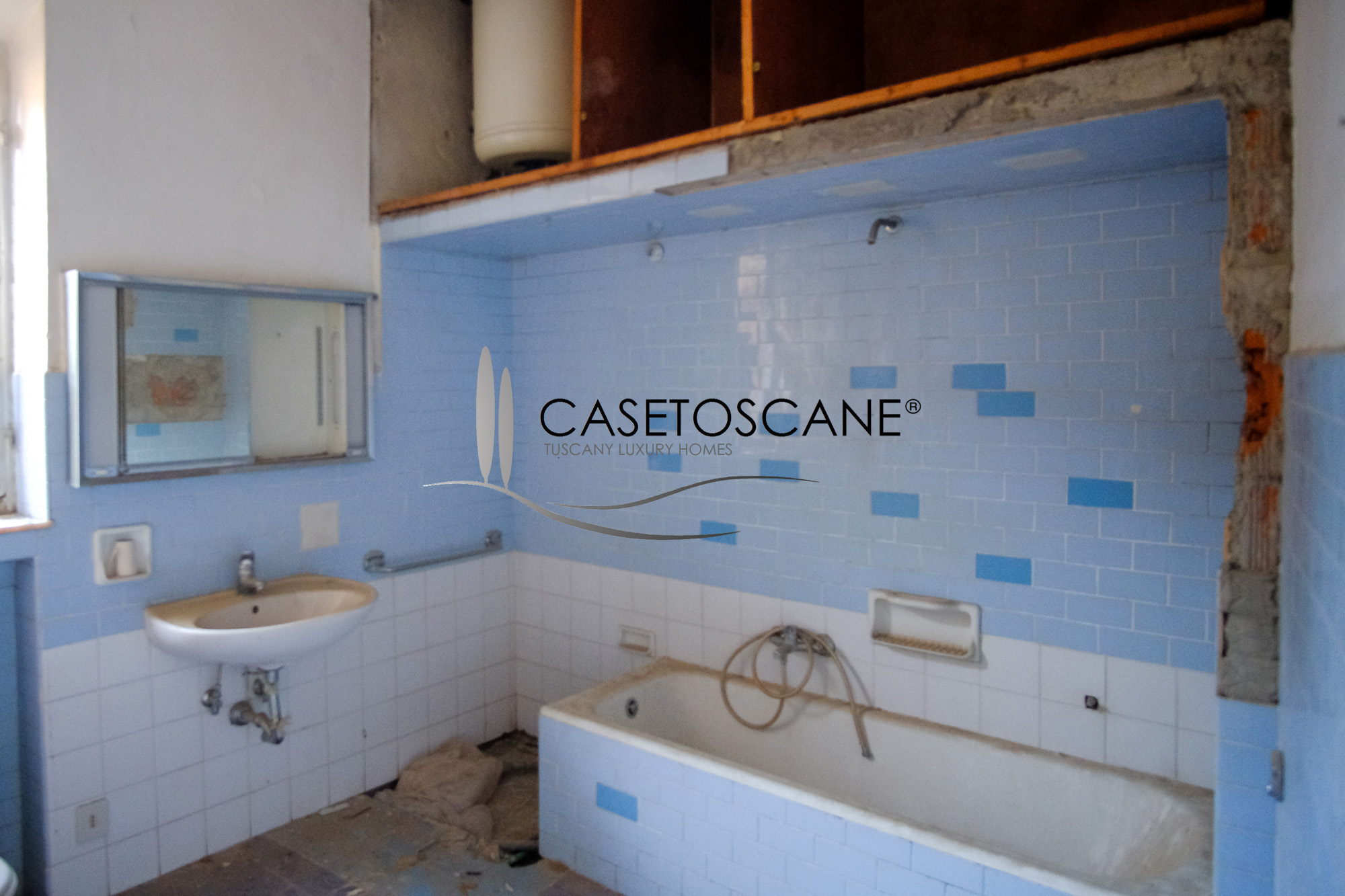 A788 - Ampio appartamento da ristrutturare di mq.125 al 2°P, con due camere, due bagni, cantina e balcone nel centro storico di Arezzo.