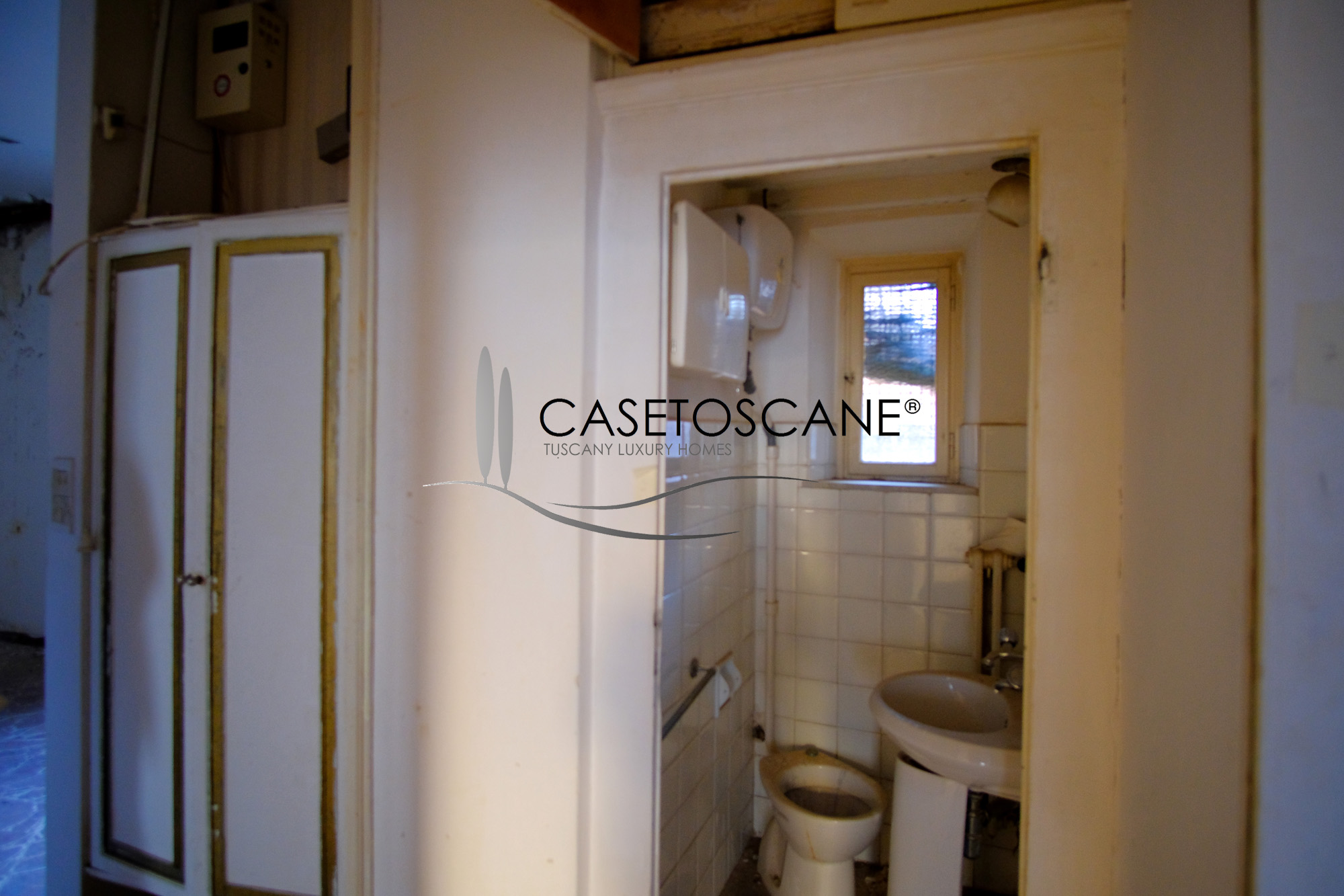 A788 - Ampio appartamento da ristrutturare di mq.125 al 2°P, con due camere, due bagni, cantina e balcone nel centro storico di Arezzo.