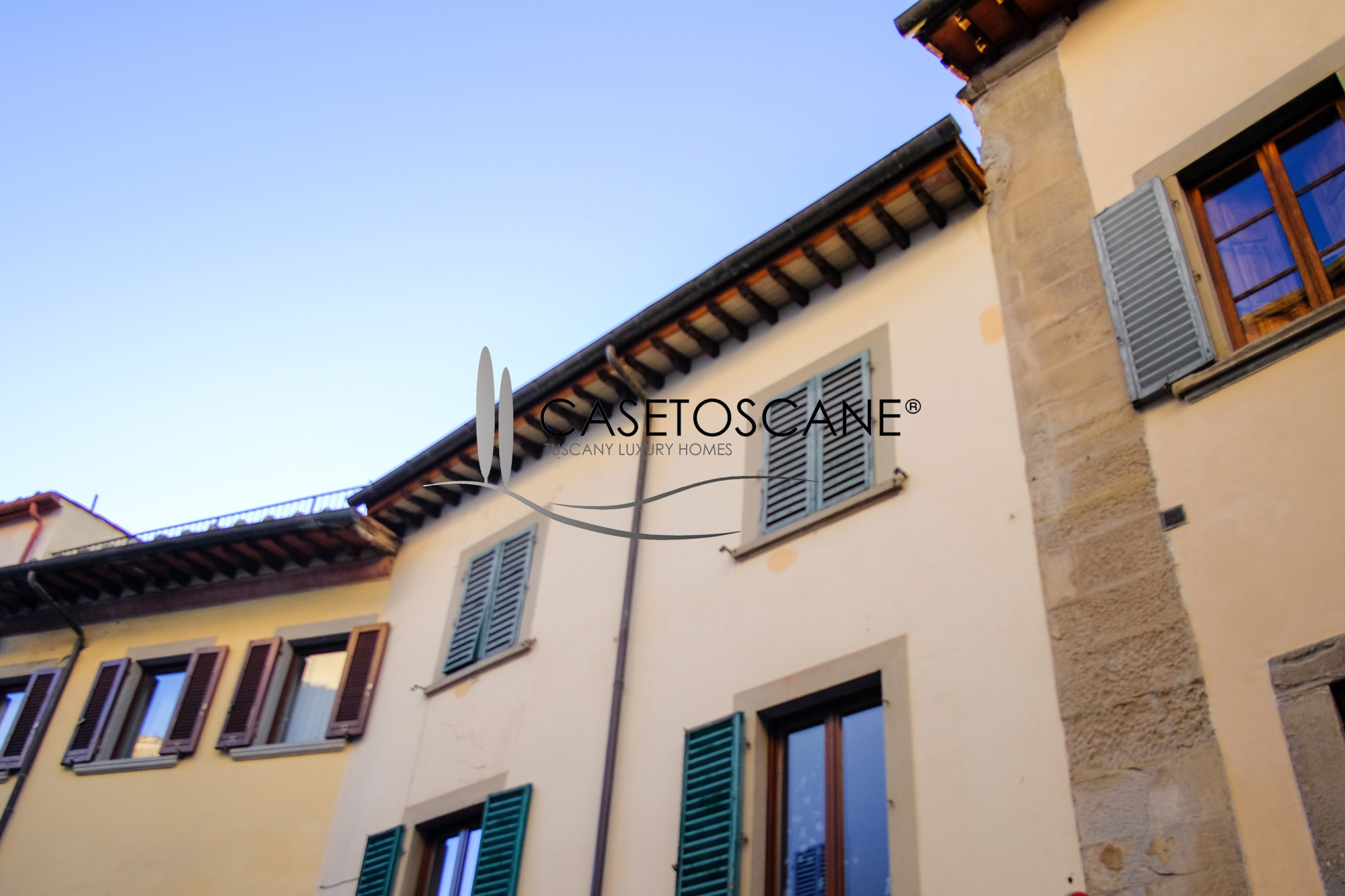 A788 - Ampio appartamento da ristrutturare di mq.125 al 2°P, con due camere, due bagni, cantina e balcone nel centro storico di Arezzo.