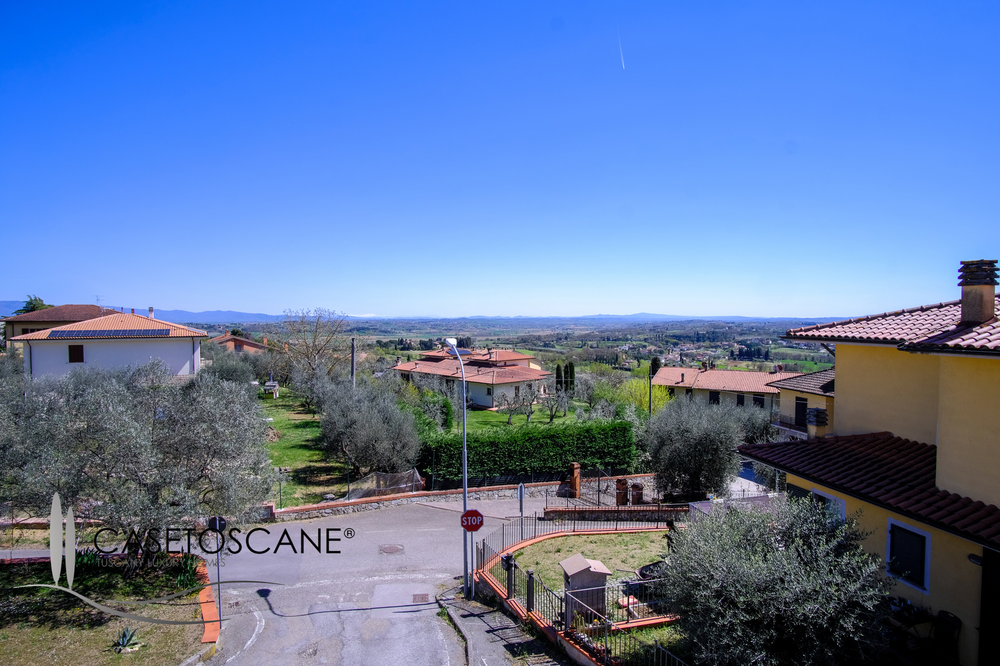 3174 - Villetta a schiera capotesta, recente costruzione, mq.95 con giardino di mq.100 e garage a due passi dal centro di Lucignano (AR).
