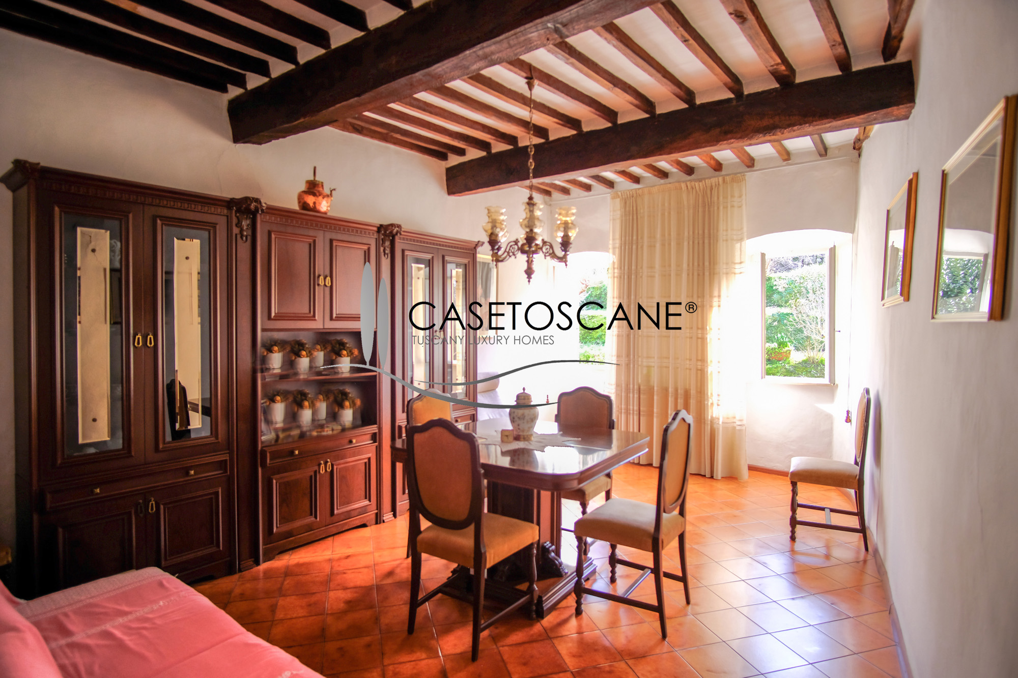 3243 - Terratetto di mq.200 circa in discrete condizioni generali, con bellissima terrazza-giardino nel centro storico di Lucignano (AR).