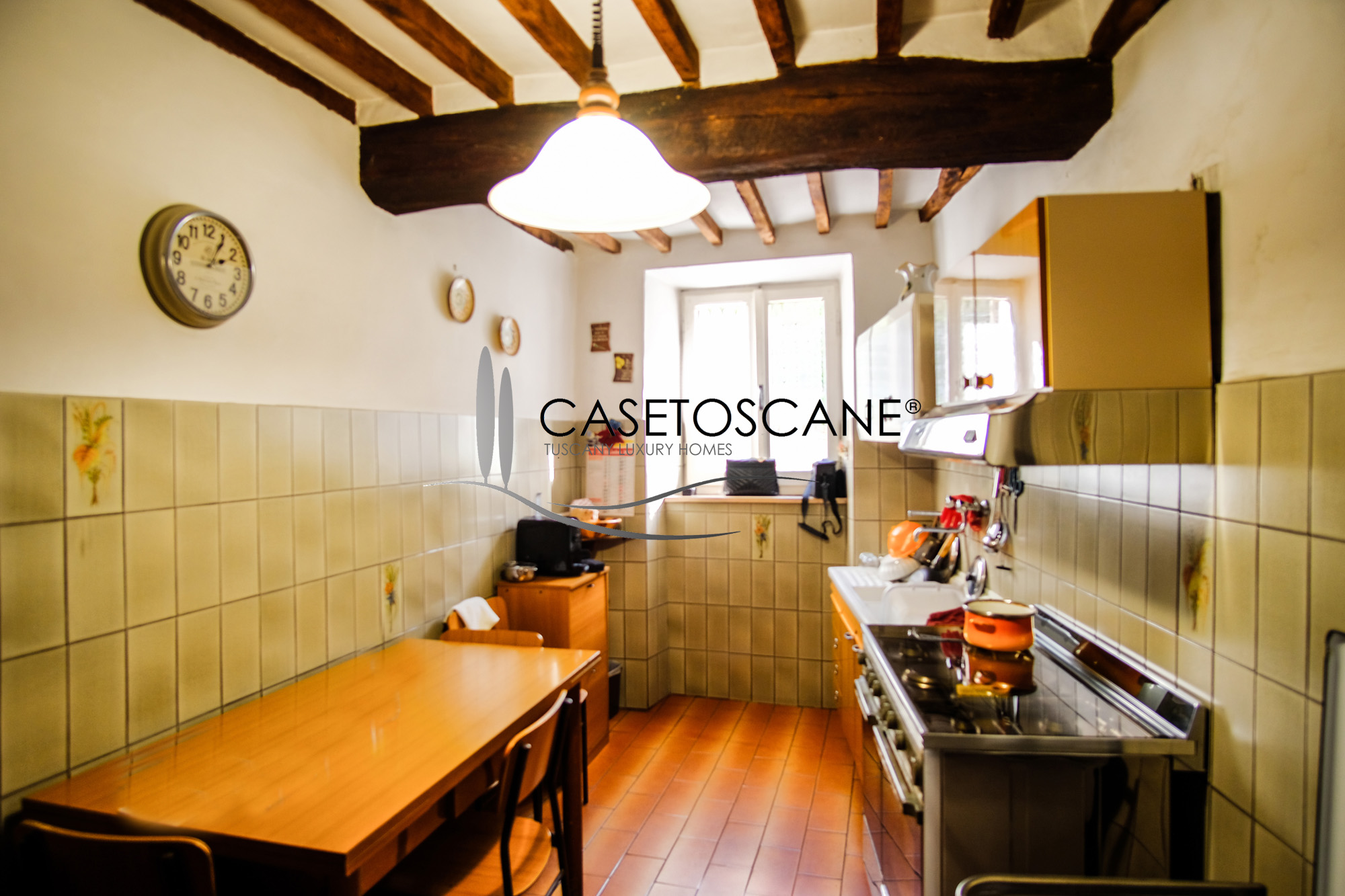 3243 - Terratetto di mq.200 circa in discrete condizioni generali, con bellissima terrazza-giardino nel centro storico di Lucignano (AR).