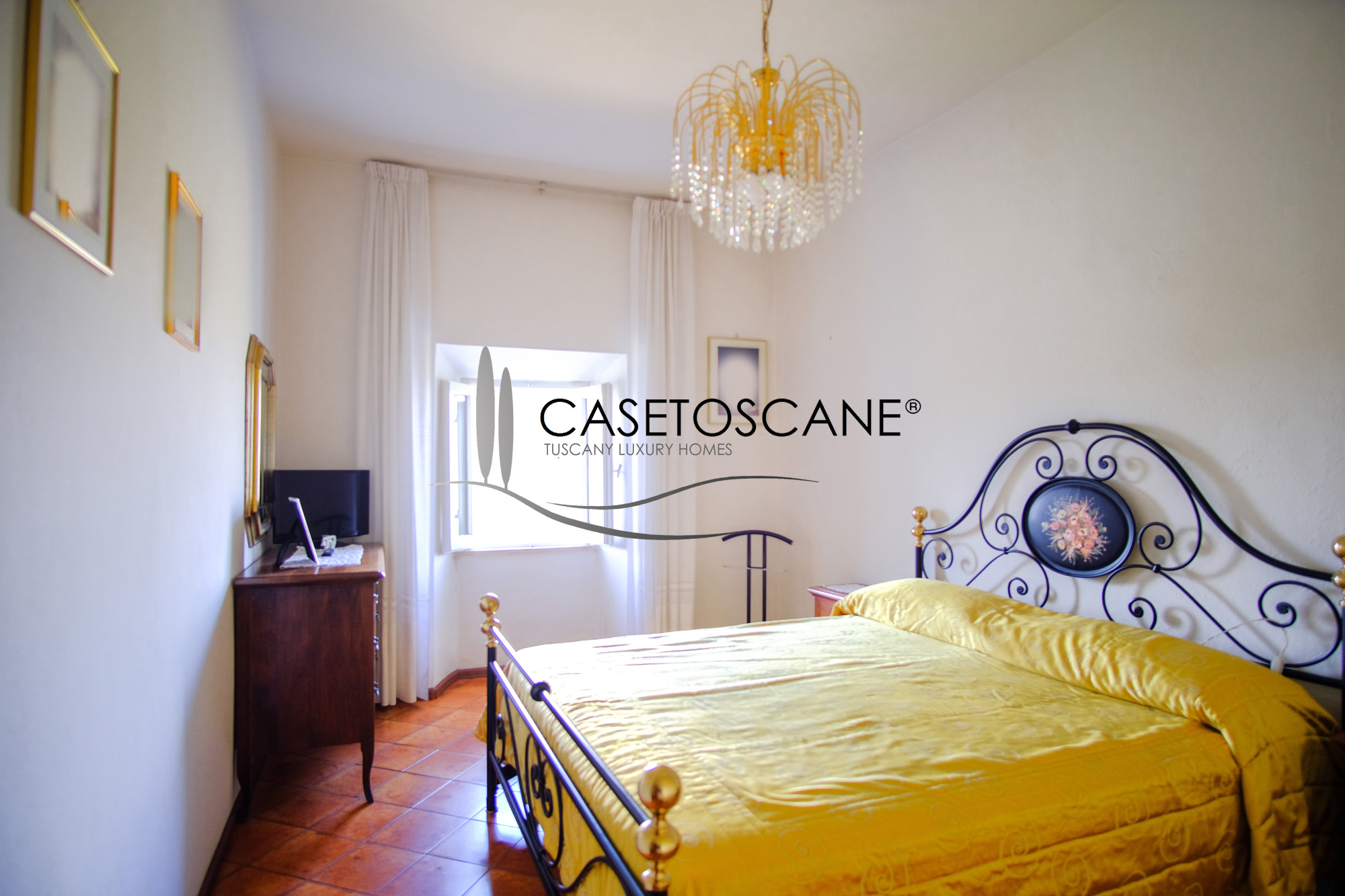 3243 - Terratetto di mq.200 circa in discrete condizioni generali, con bellissima terrazza-giardino nel centro storico di Lucignano (AR).