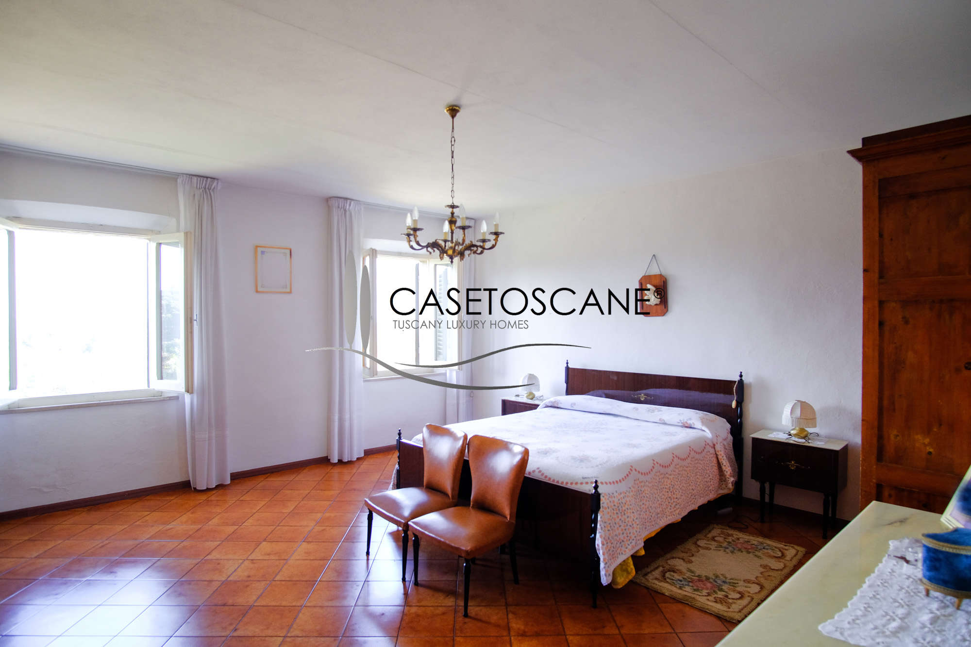 3243 - Terratetto di mq.200 circa in discrete condizioni generali, con bellissima terrazza-giardino nel centro storico di Lucignano (AR).