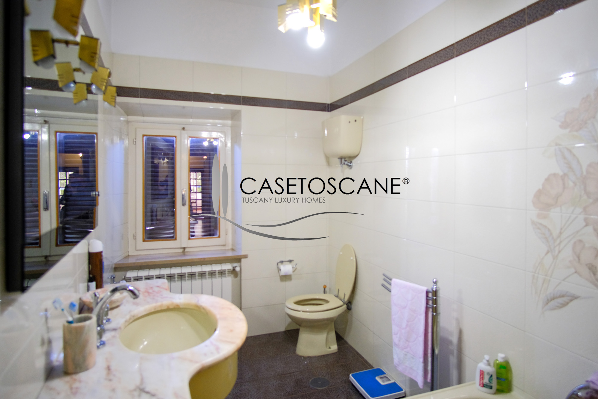 3243 - Terratetto di mq.200 circa in discrete condizioni generali, con bellissima terrazza-giardino nel centro storico di Lucignano (AR).