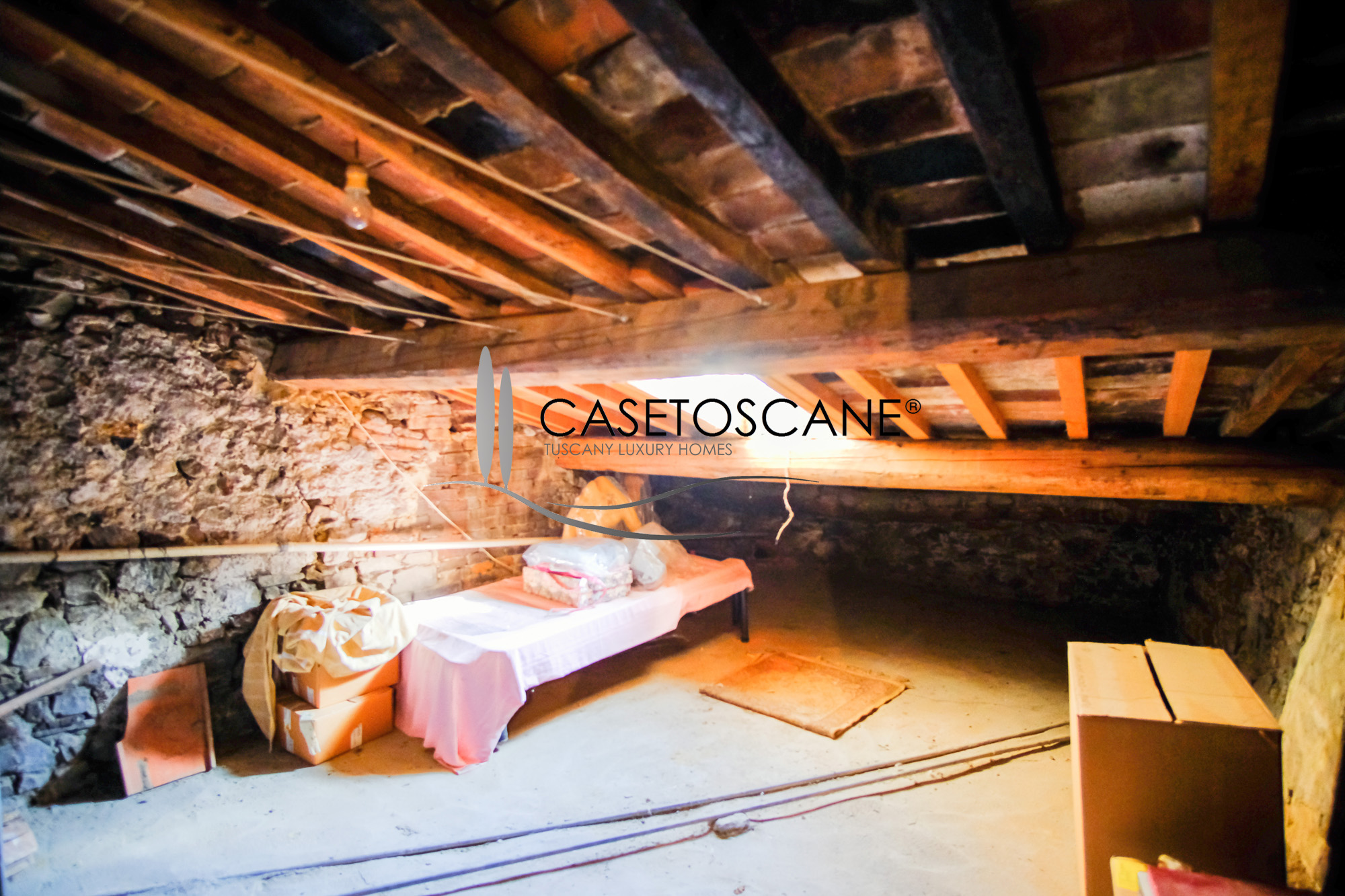 3243 - Terratetto di mq.200 circa in discrete condizioni generali, con bellissima terrazza-giardino nel centro storico di Lucignano (AR).