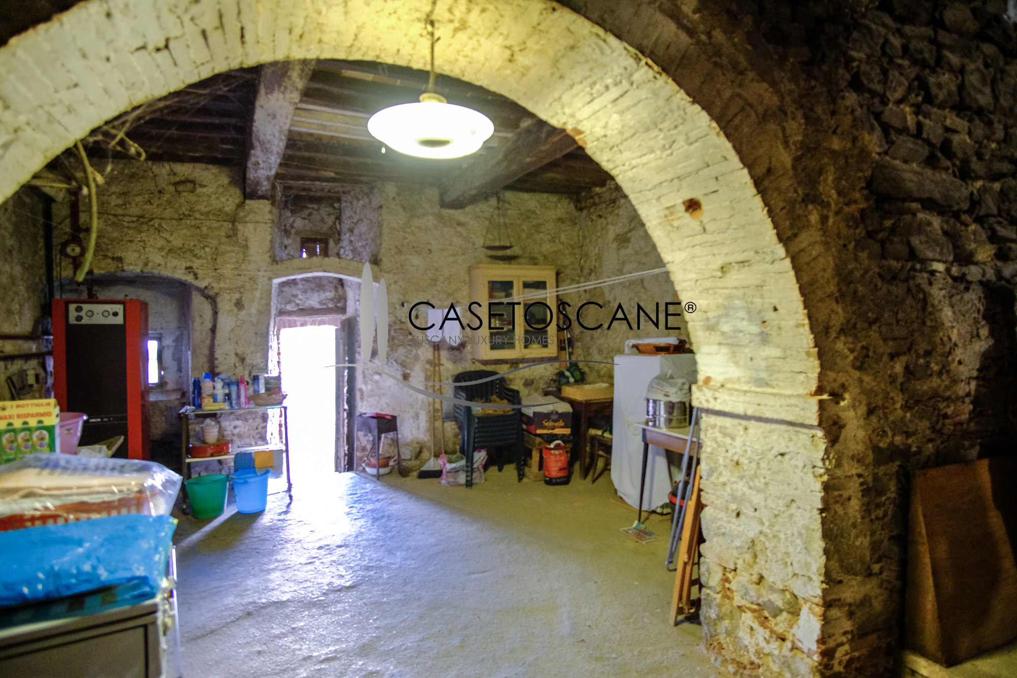 3243 - Terratetto di mq.200 circa in discrete condizioni generali, con bellissima terrazza-giardino nel centro storico di Lucignano (AR).