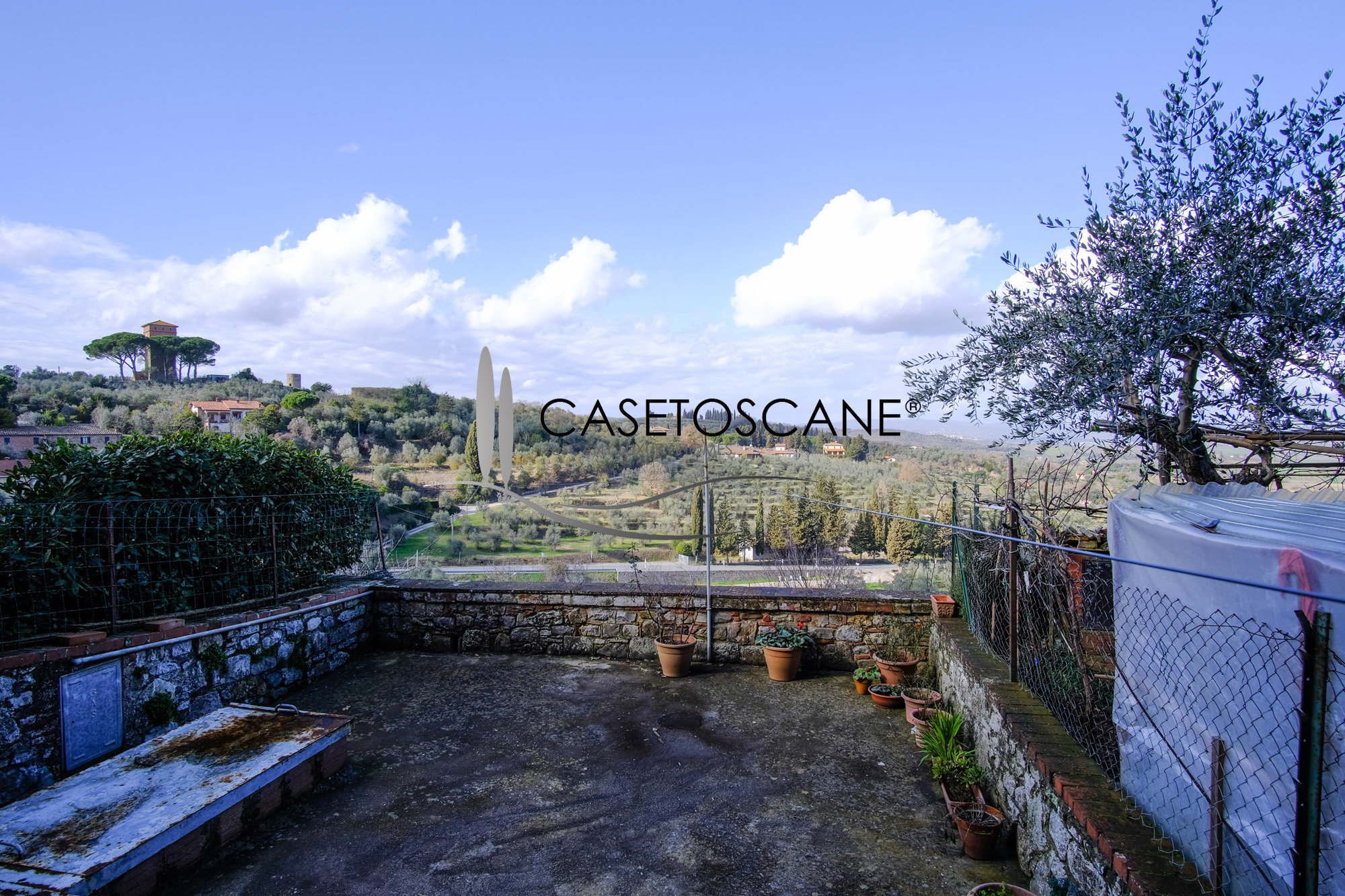 3243 - Terratetto di mq.200 circa in discrete condizioni generali, con bellissima terrazza-giardino nel centro storico di Lucignano (AR).