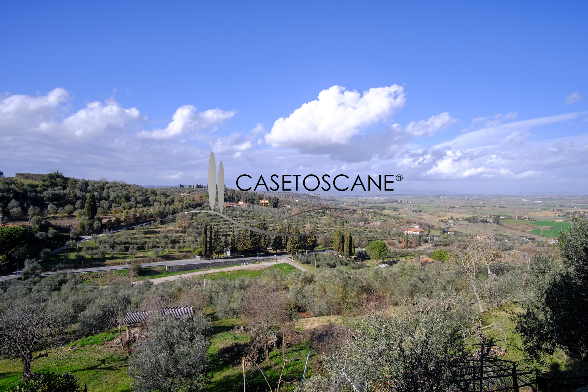 3243 - Terratetto di mq.200 circa in discrete condizioni generali, con bellissima terrazza-giardino nel centro storico di Lucignano (AR).