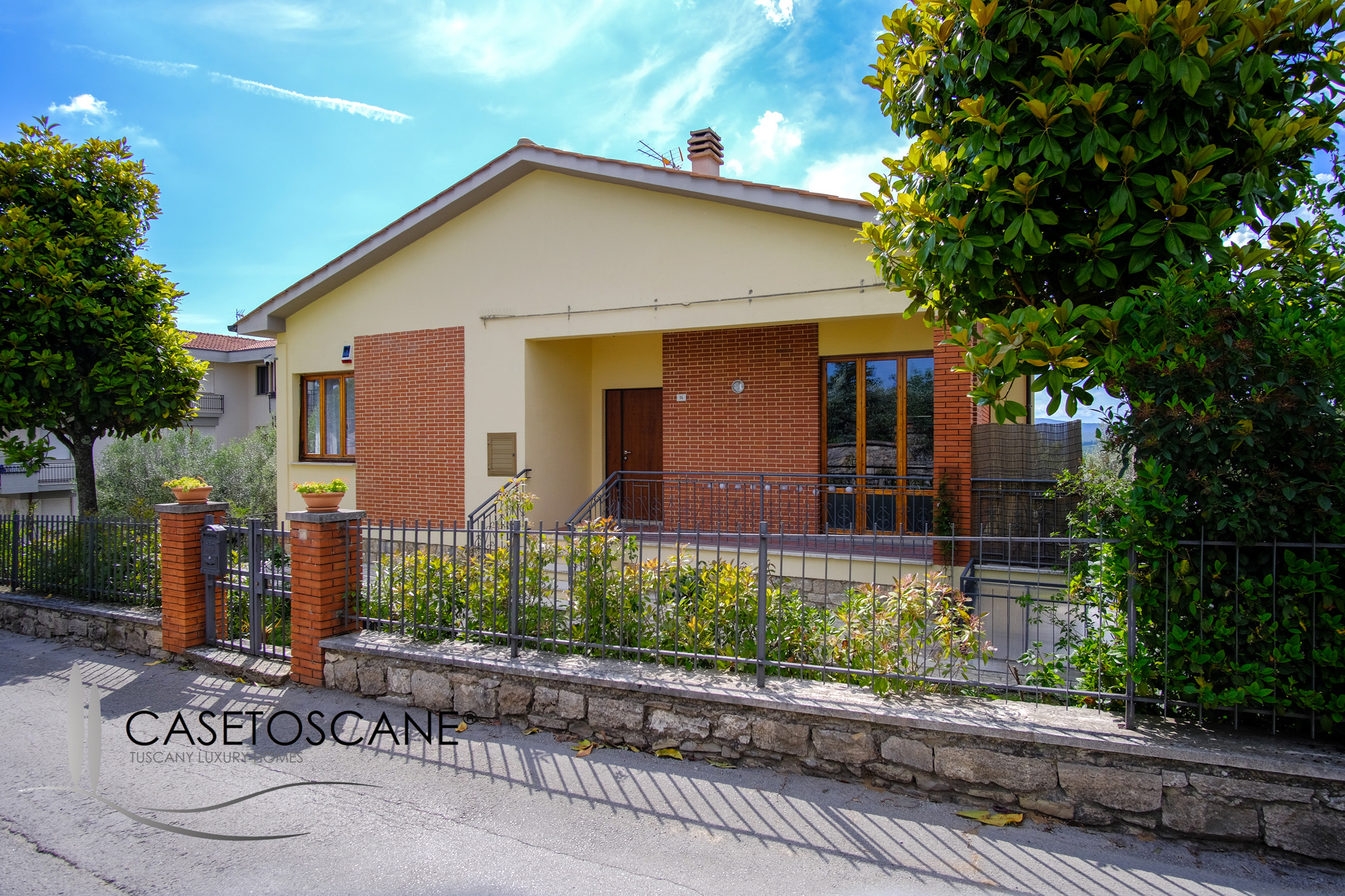 3250 - Villetta singola ristrutturata di mq.190 con giardino di mq.900 in bella posizione panoramica a due passi dal centro storico di Lucignano (AR)