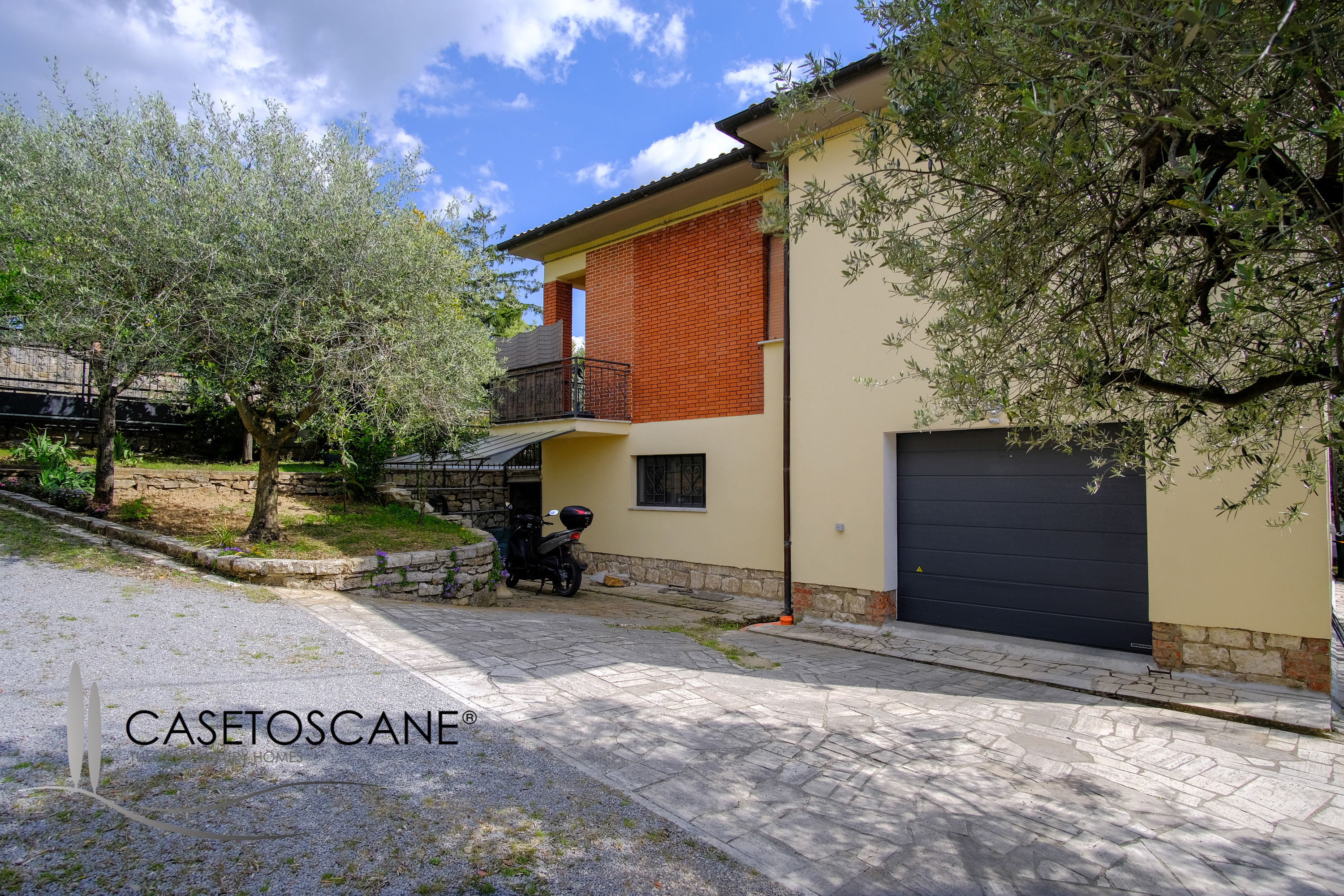 3250 - Villetta singola ristrutturata di mq.190 con giardino di mq.900 in bella posizione panoramica a due passi dal centro storico di Lucignano (AR)