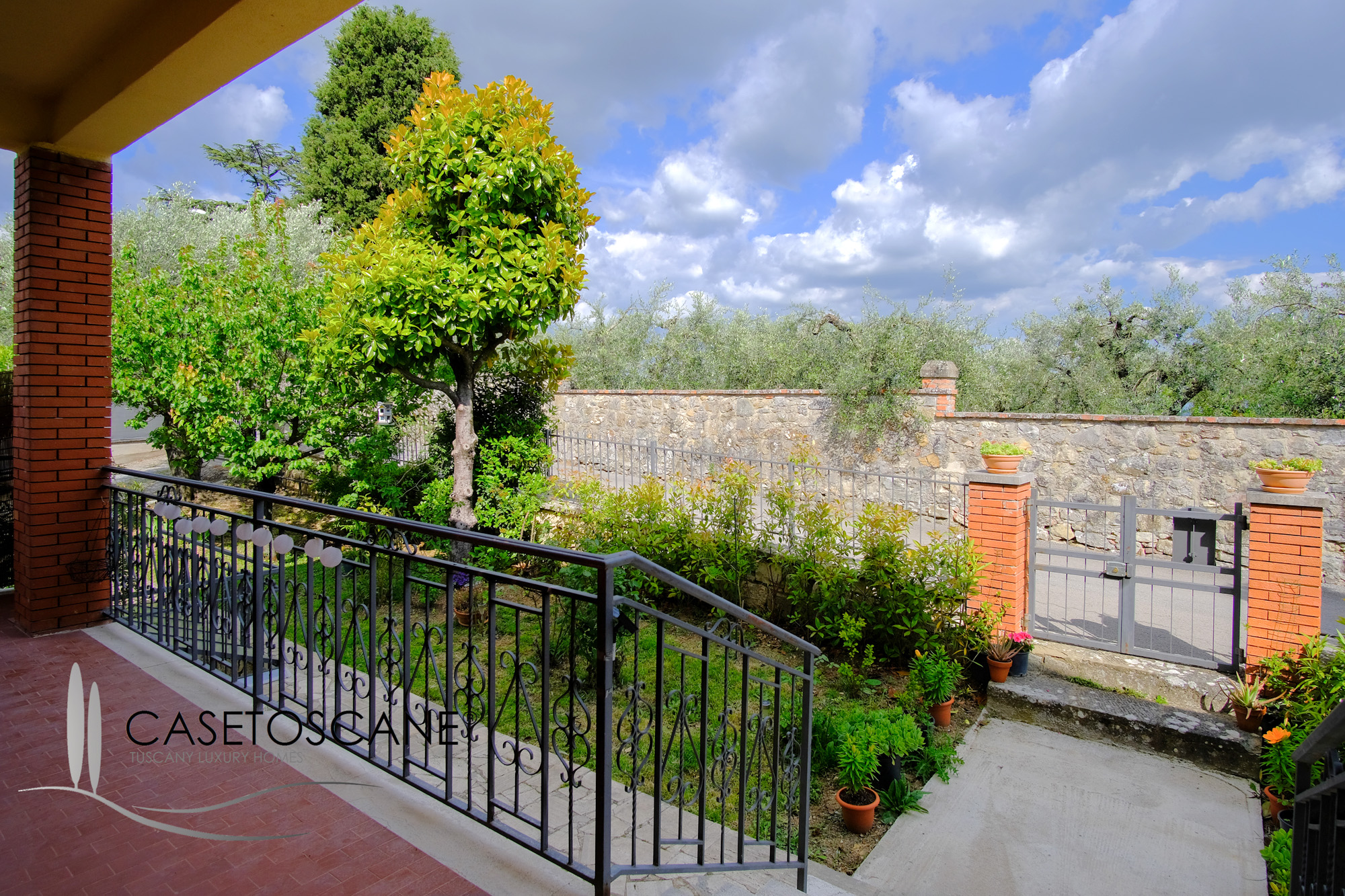 3250 - Villetta singola ristrutturata di mq.190 con giardino di mq.900 in bella posizione panoramica a due passi dal centro storico di Lucignano (AR)