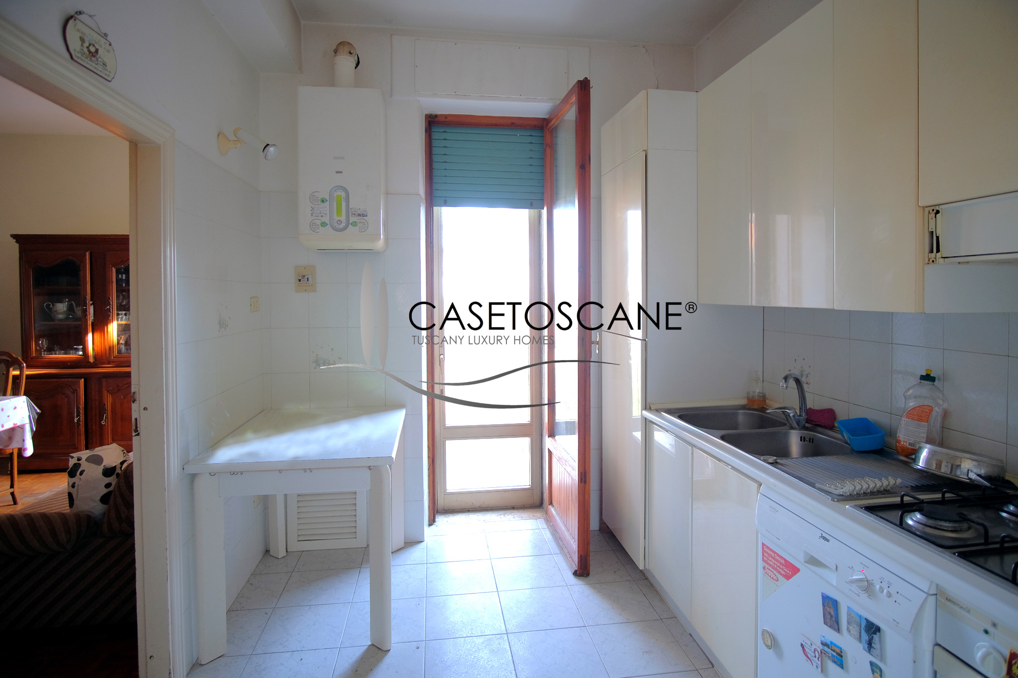 3254 - Ampio appartamento panoramico di mq.110 con tre camere, balcone, cantina e box auto a due passi dal centro storico di Montepulciano (SI).