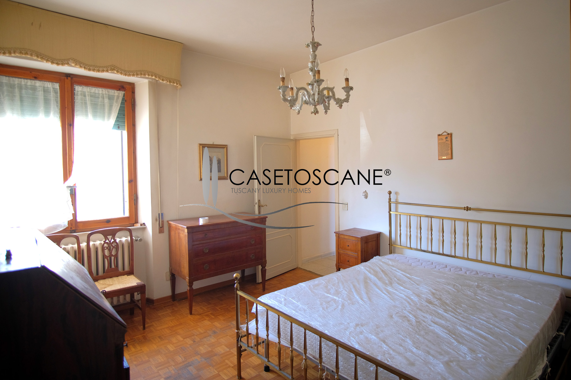 3254 - Ampio appartamento panoramico di mq.110 con tre camere, balcone, cantina e box auto a due passi dal centro storico di Montepulciano (SI).