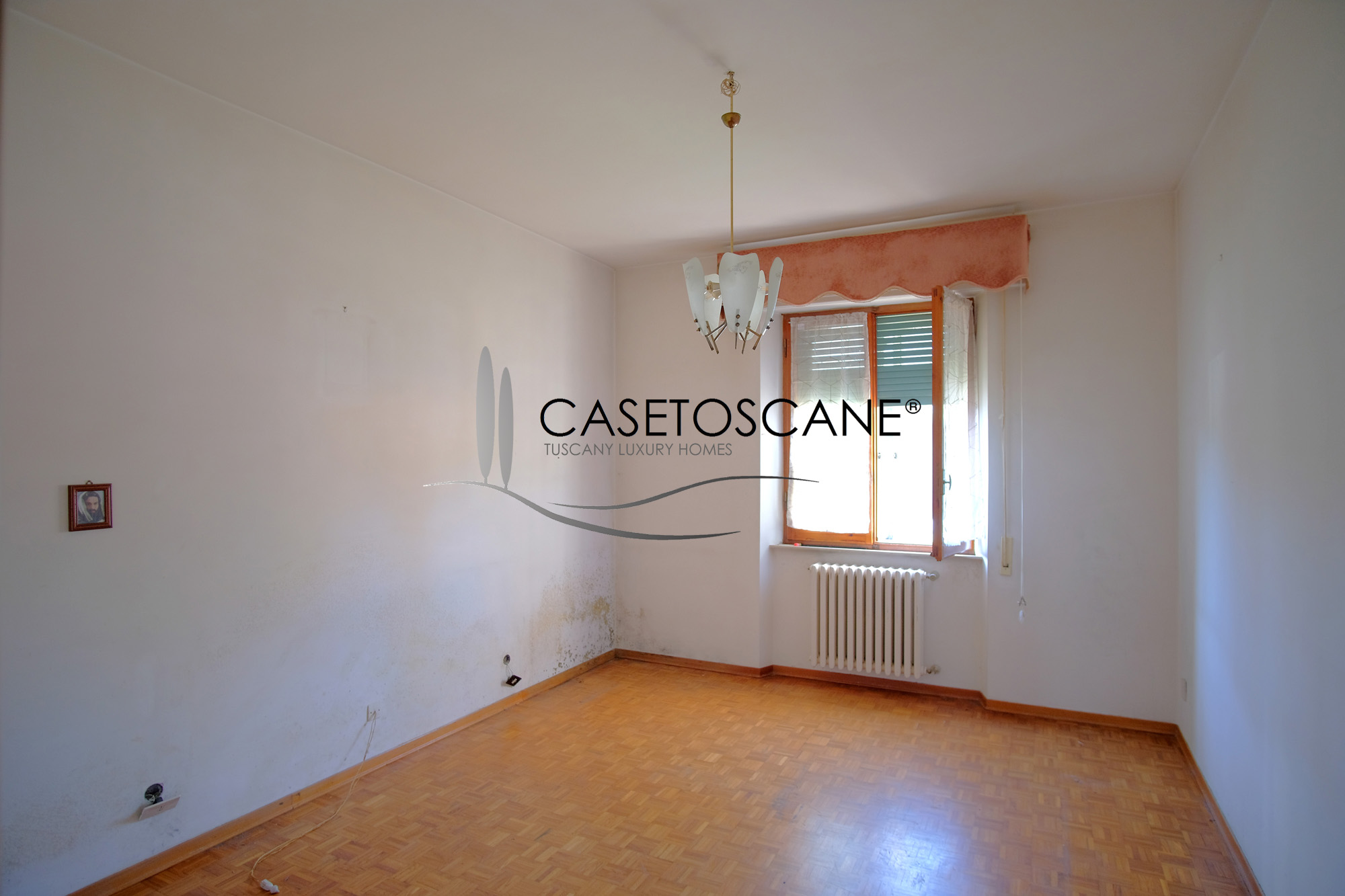 3254 - Ampio appartamento panoramico di mq.110 con tre camere, balcone, cantina e box auto a due passi dal centro storico di Montepulciano (SI).
