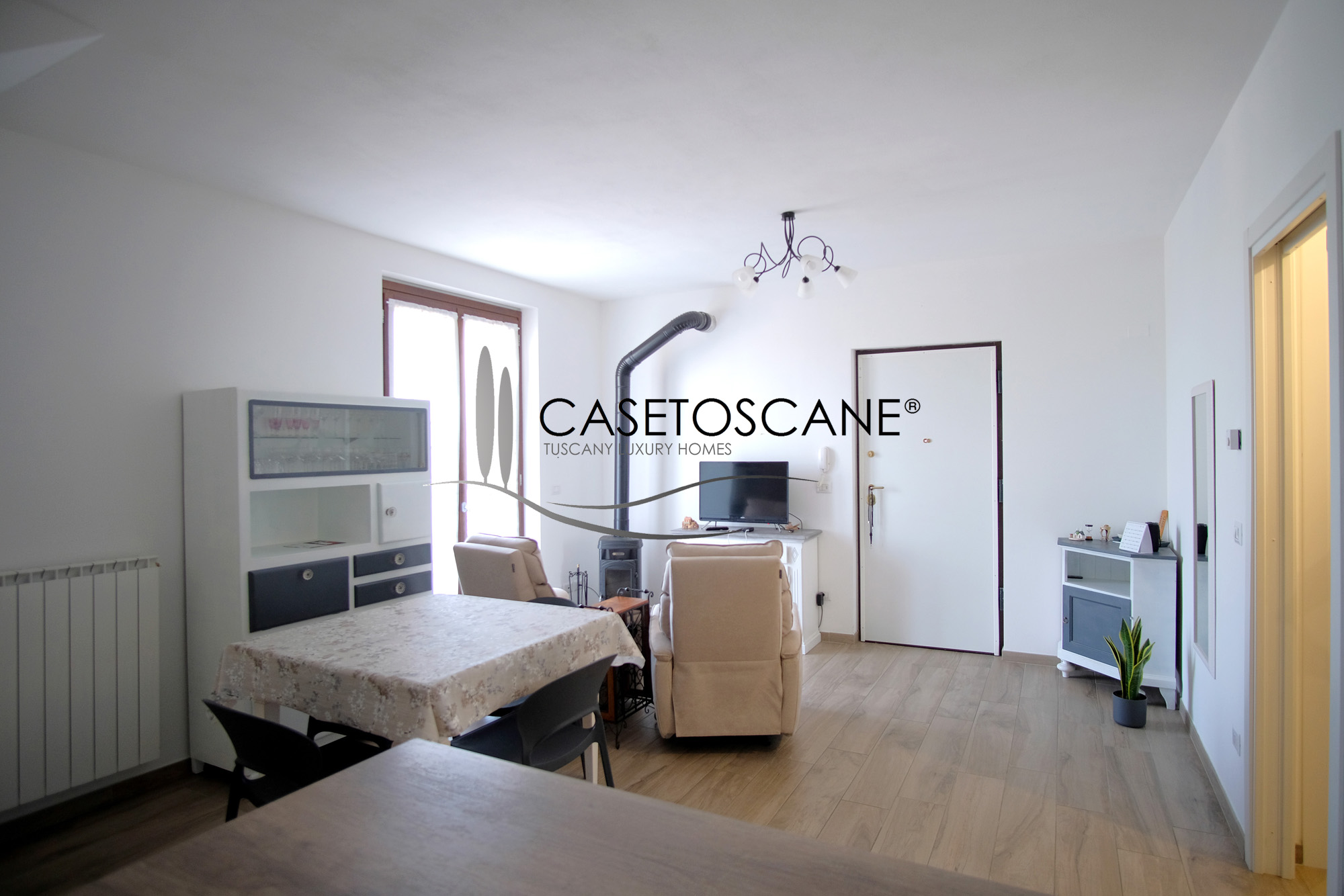 3255 - Trilocale venduto arredato, di recente costruzione di mq.70 con giardino di mq.100 e garage in bella posizione panoramica a Lucignano (AR).