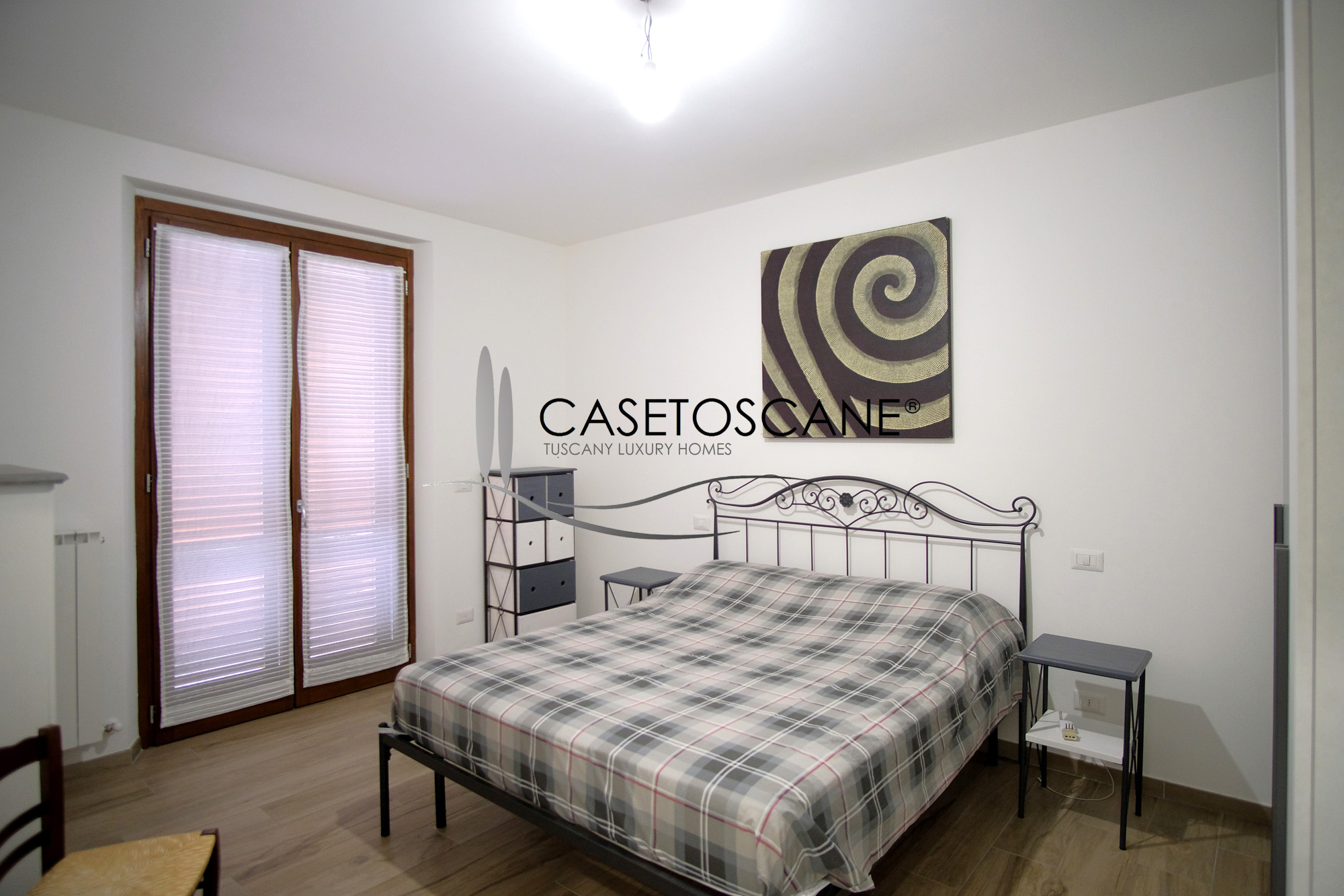 3255 - Trilocale venduto arredato, di recente costruzione di mq.70 con giardino di mq.100 e garage in bella posizione panoramica a Lucignano (AR).