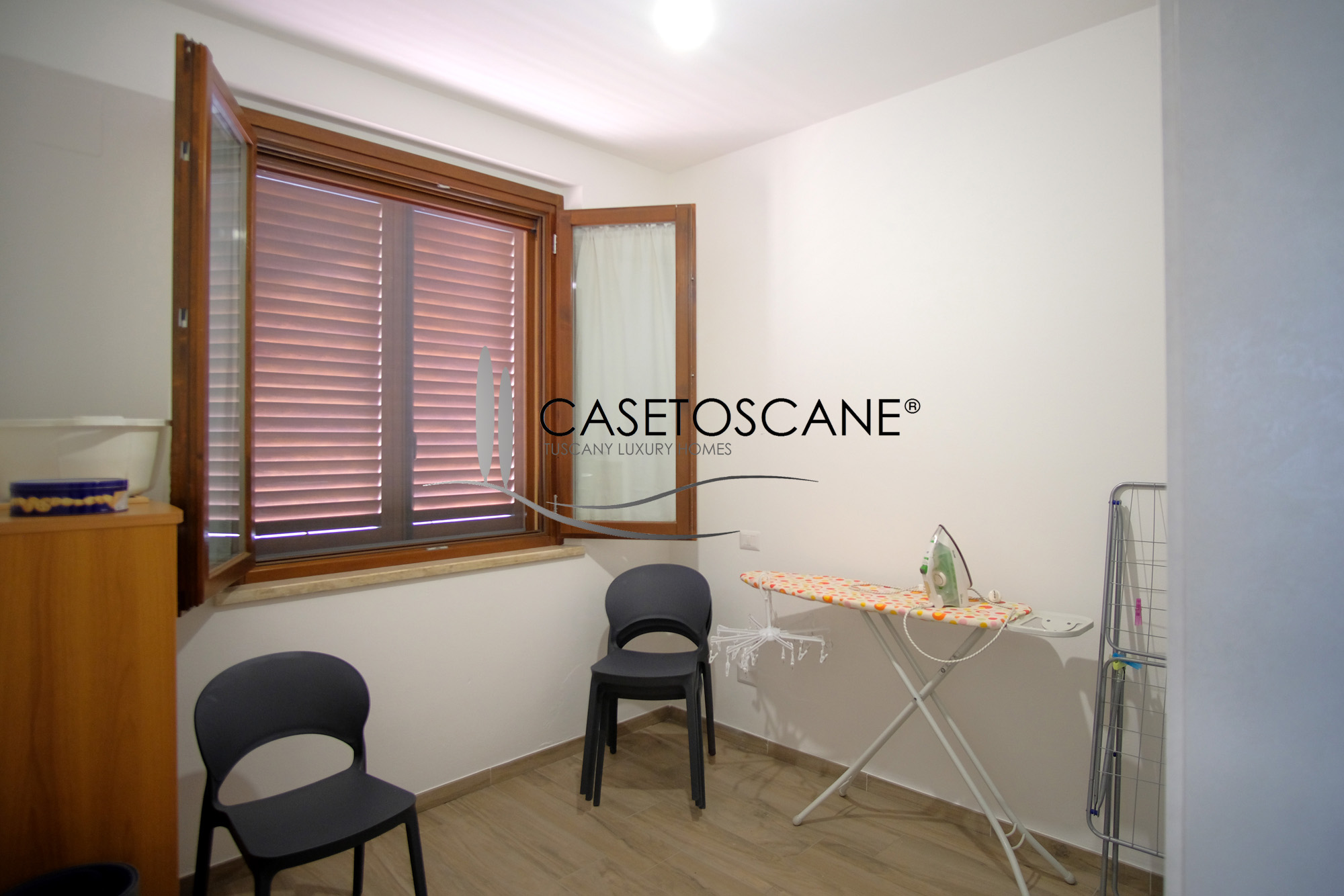 3255 - Trilocale venduto arredato, di recente costruzione di mq.70 con giardino di mq.100 e garage in bella posizione panoramica a Lucignano (AR).