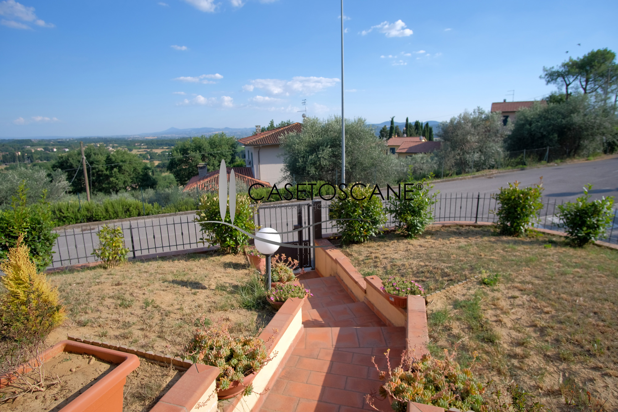3255 - Trilocale venduto arredato, di recente costruzione di mq.70 con giardino di mq.100 e garage in bella posizione panoramica a Lucignano (AR).