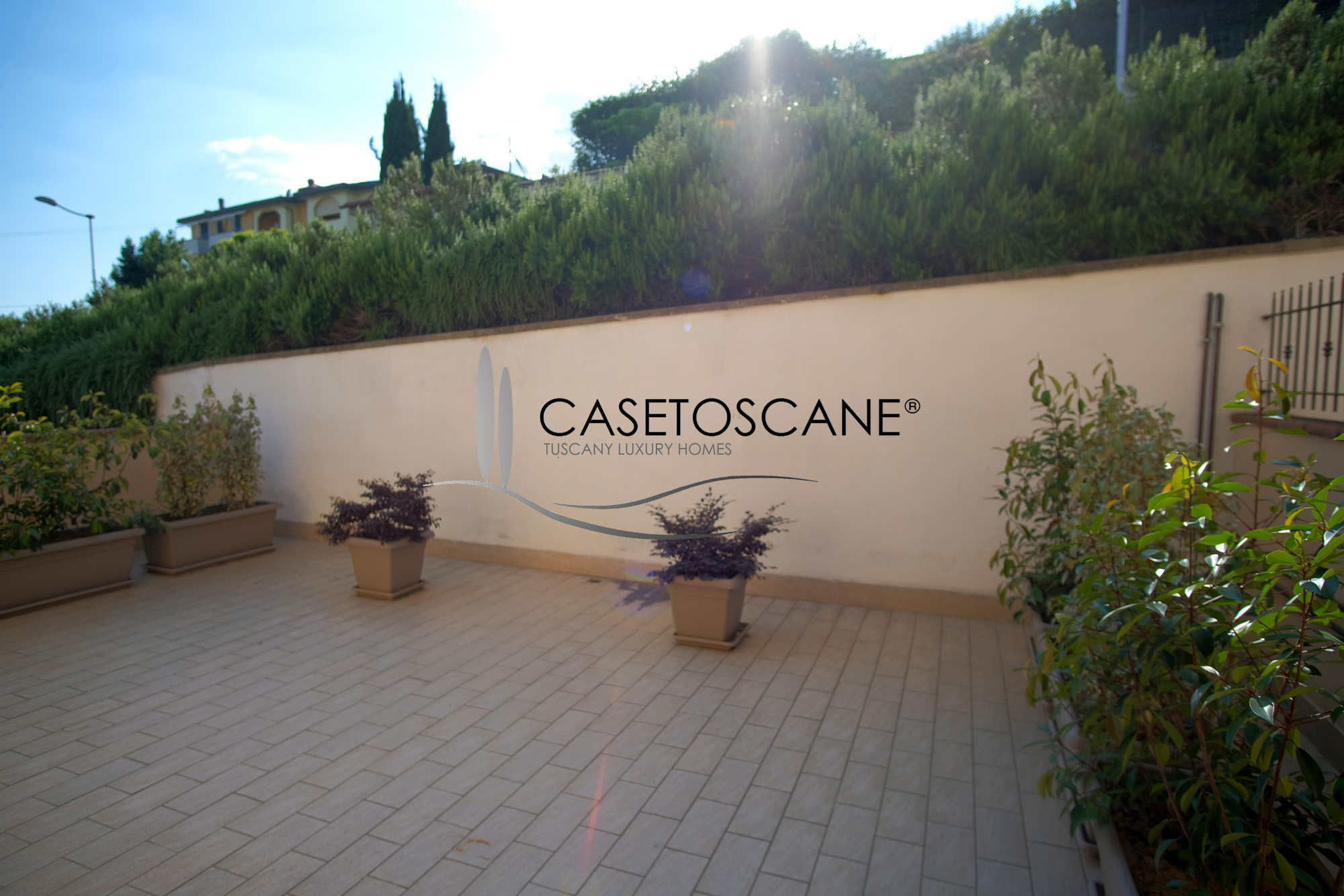 3255 - Trilocale venduto arredato, di recente costruzione di mq.70 con giardino di mq.100 e garage in bella posizione panoramica a Lucignano (AR).