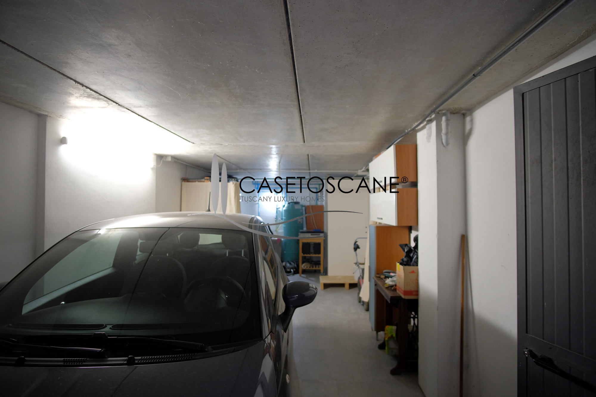 3255 - Trilocale venduto arredato, di recente costruzione di mq.70 con giardino di mq.100 e garage in bella posizione panoramica a Lucignano (AR).