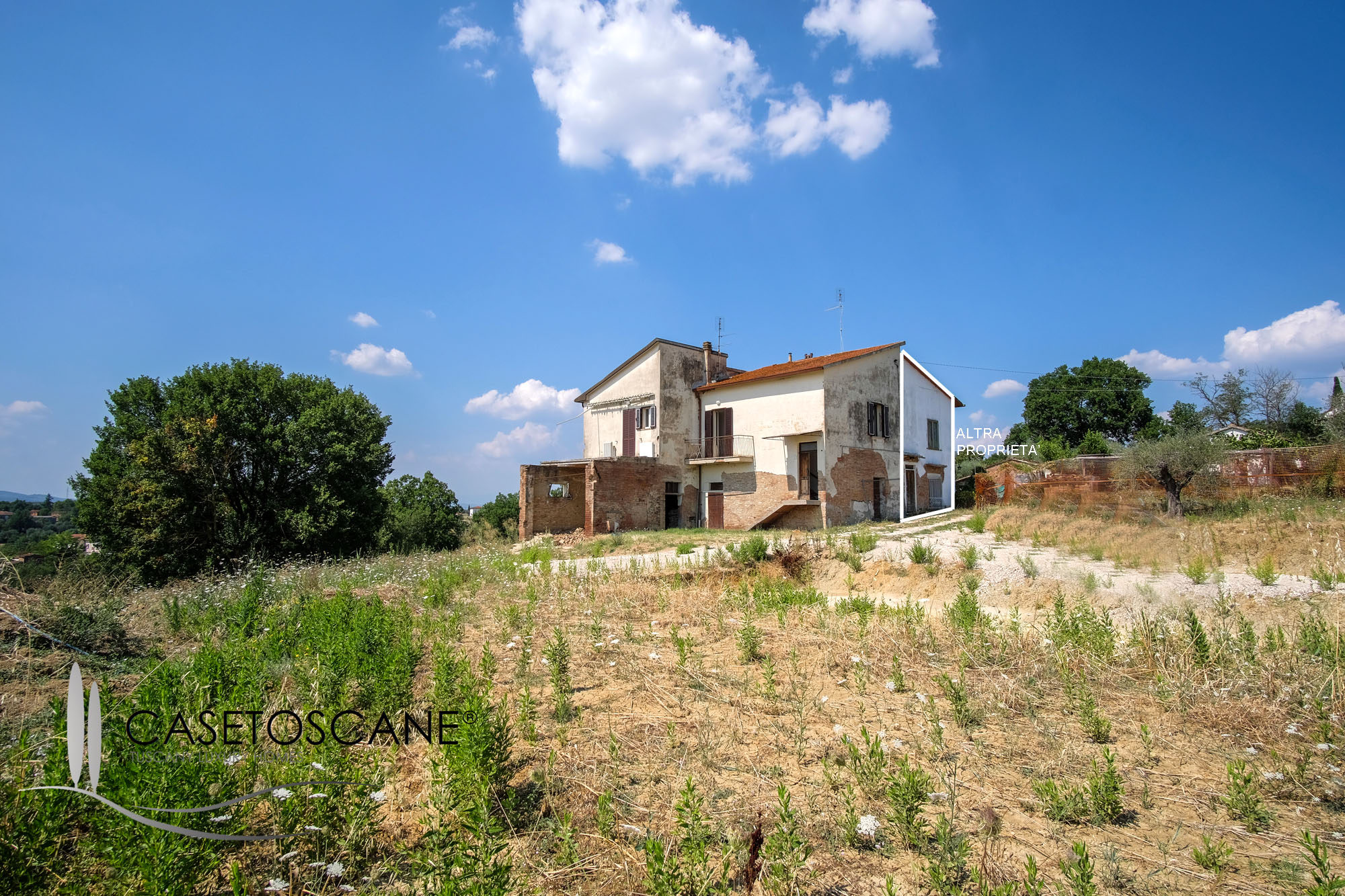 3257 - Proprietà di ha.7 in posizione panoramica, con progetto approvato per demolizione e ricostruzione per abitazione e accessori di mq.360 a Foiano della Chiana (AR).