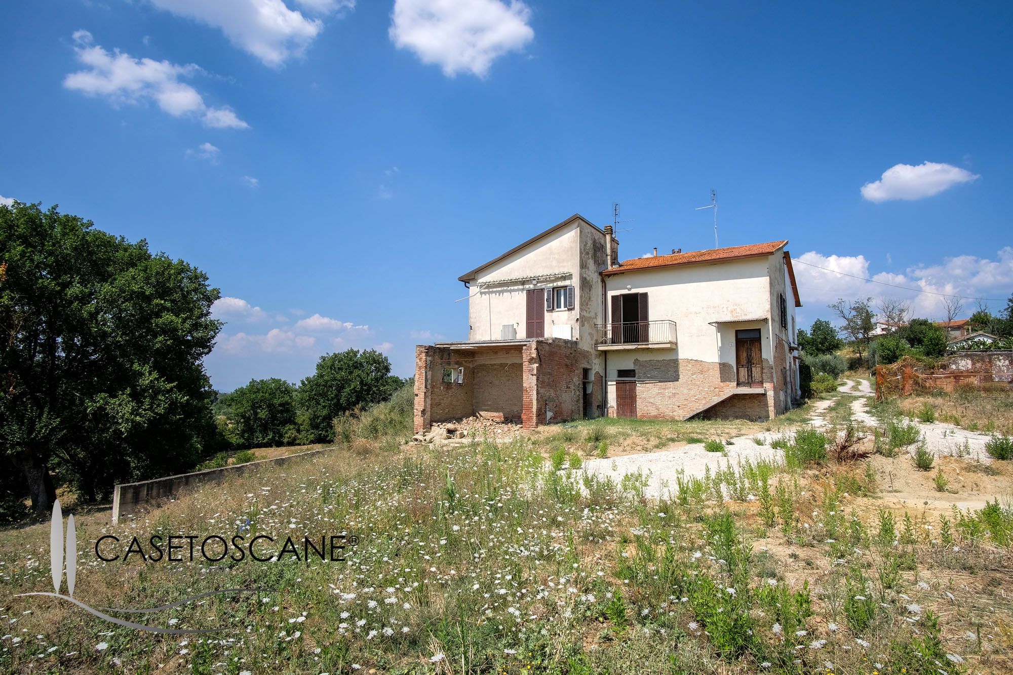 3257 - Proprietà di ha.7 in posizione panoramica, con progetto approvato per demolizione e ricostruzione per abitazione e accessori di mq.360 a Foiano della Chiana (AR).