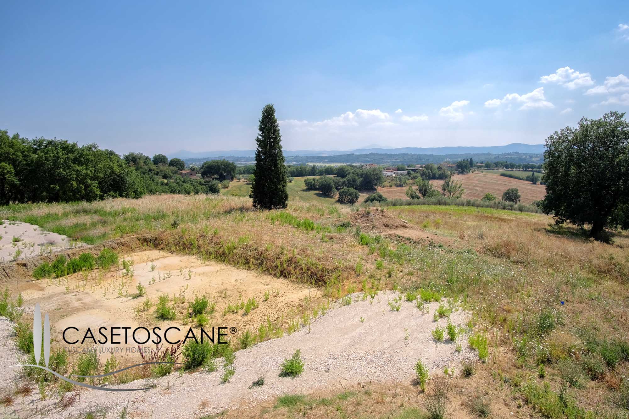 3257 - Proprietà di ha.7 in posizione panoramica, con progetto approvato per demolizione e ricostruzione per abitazione e accessori di mq.360 a Foiano della Chiana (AR).